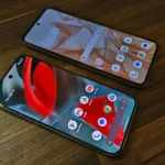 Hai điện thoại Android hiện đại đặt cạnh nhau, thể hiện sự đa dạng của hệ sinh thái launcher mặc định.