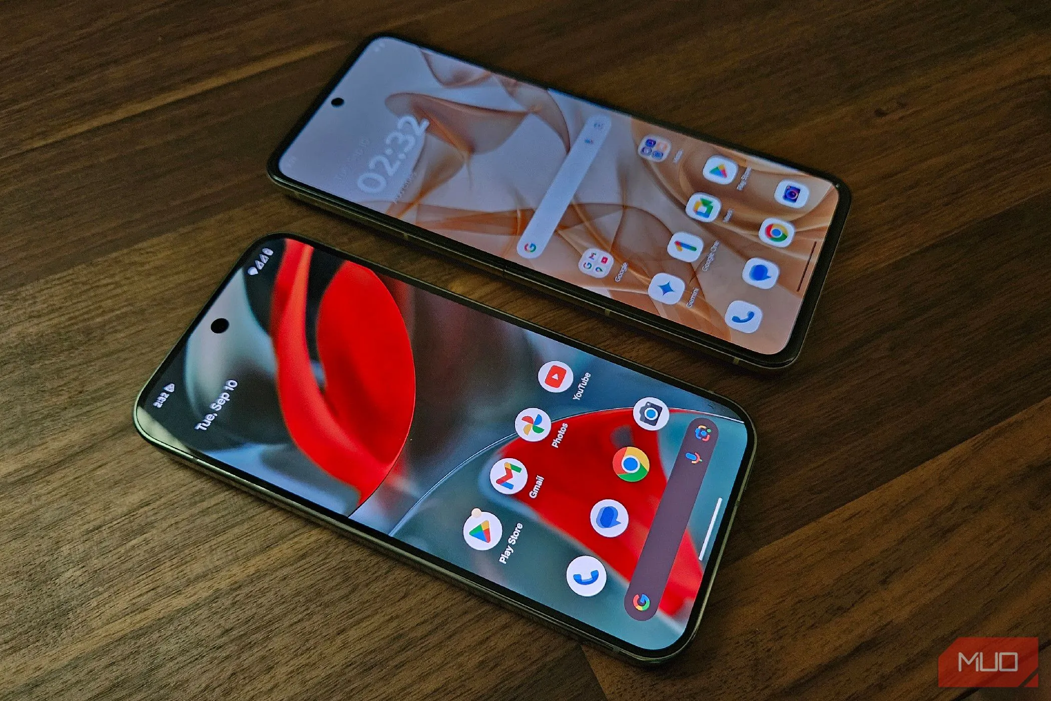 Hai điện thoại Android hiện đại đặt cạnh nhau, thể hiện sự đa dạng của hệ sinh thái launcher mặc định.