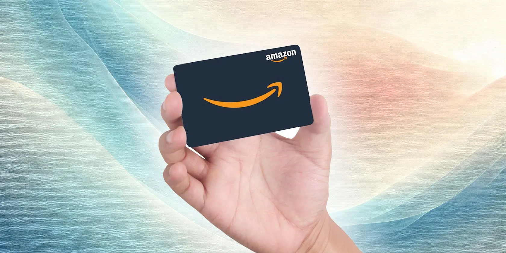 Hình ảnh bàn tay cầm thẻ quà tặng Amazon, minh họa cho chiêu trò lừa đảo thẻ quà tặng giả mạo.