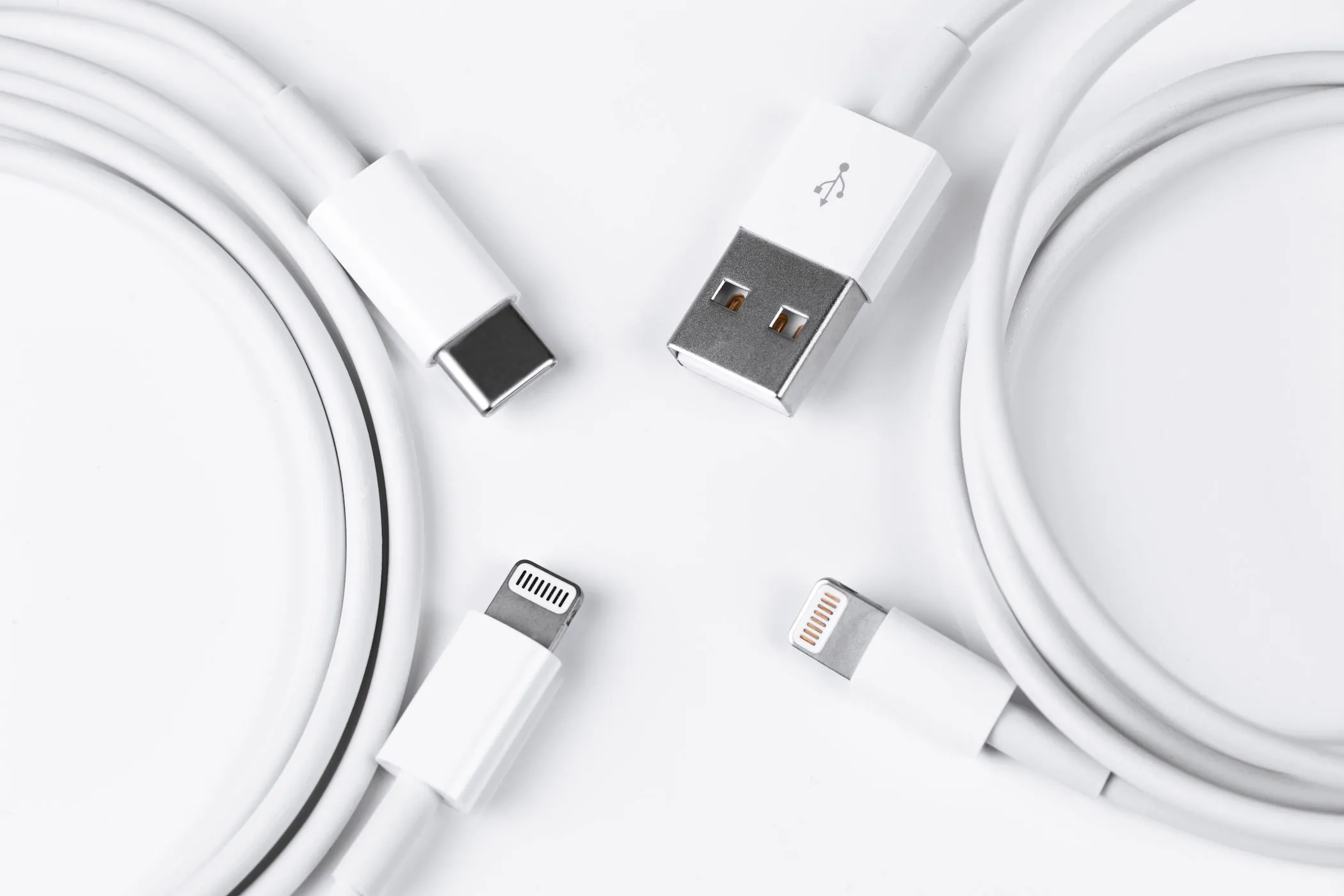 Hình ảnh cáp sạc Apple Lightning sang USB-C, minh họa cho xu hướng công nghệ mới nhưng chưa phổ biến rộng rãi như cổng USB-A trên nhiều chuyến bay.