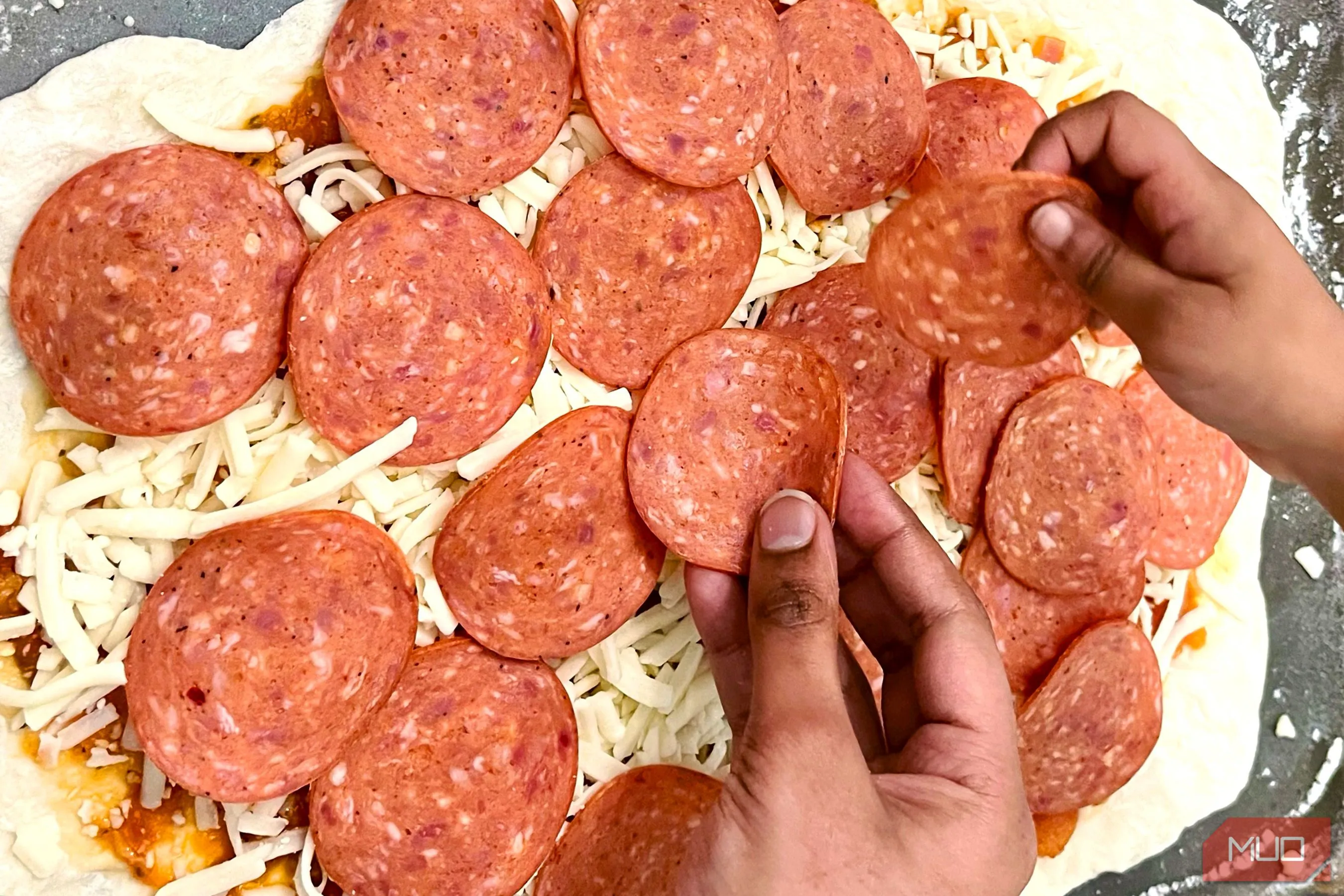 Hình ảnh đôi tay đang làm pizza, tạo cảm giác kể chuyện và tương tác