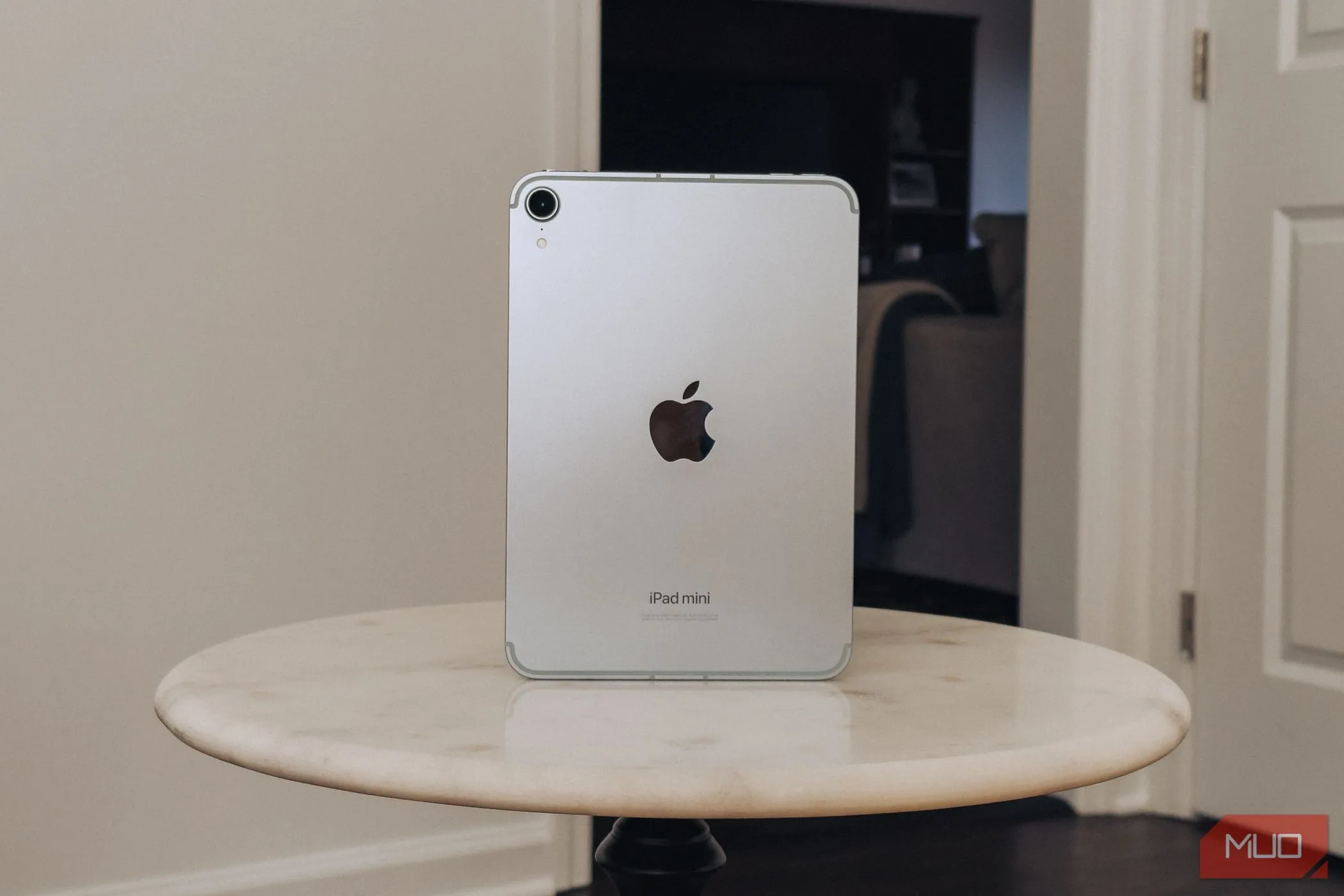 Hình ảnh iPad mini thế hệ mới đặt trên bàn đá, minh họa sự phức tạp trong định danh sản phẩm phần cứng Apple