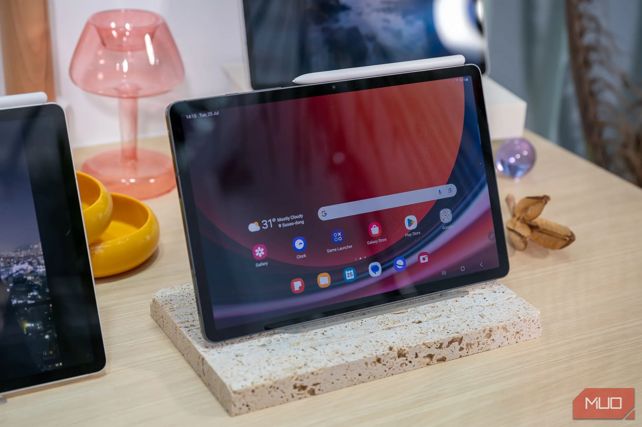 Hình ảnh máy tính bảng Samsung Galaxy Tab S9 hiển thị màn hình chính, cho thấy tính năng đa hồ sơ người dùng có mặt trên tablet nhưng thiếu vắng trên điện thoại Samsung.