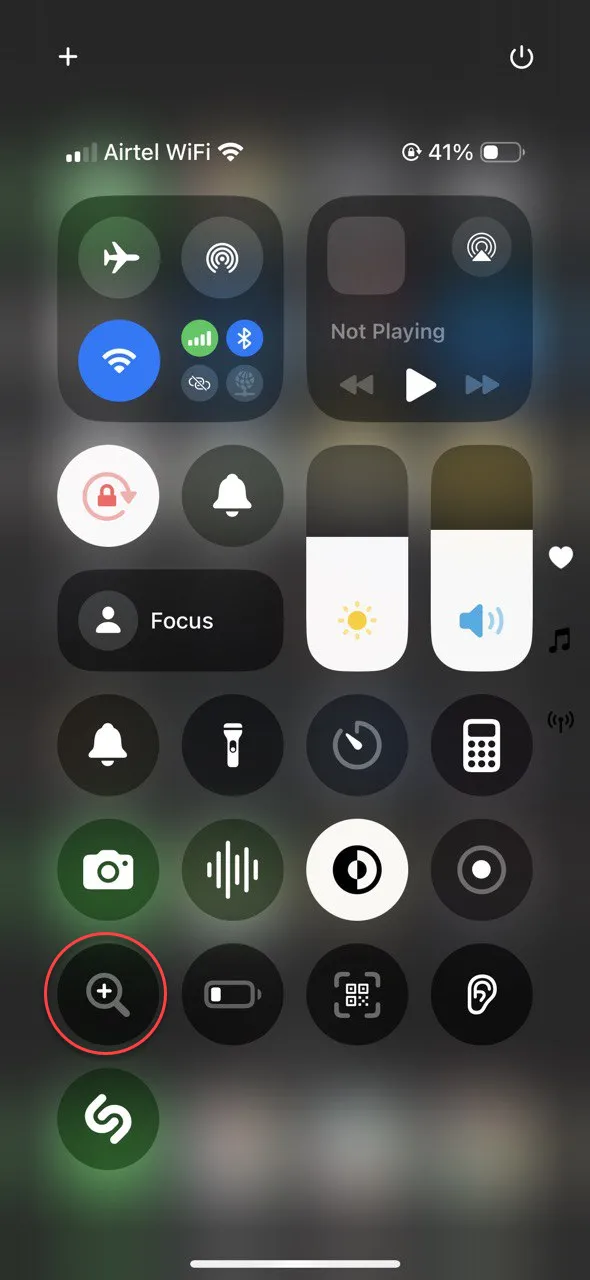 Hình ảnh ứng dụng Kính lúp trên iPhone đang mở, tập trung vào việc đọc số sê-ri hoặc thông tin chi tiết được in nhỏ trên thiết bị điện tử, giúp người dùng dễ dàng ghi lại thông tin cần thiết.