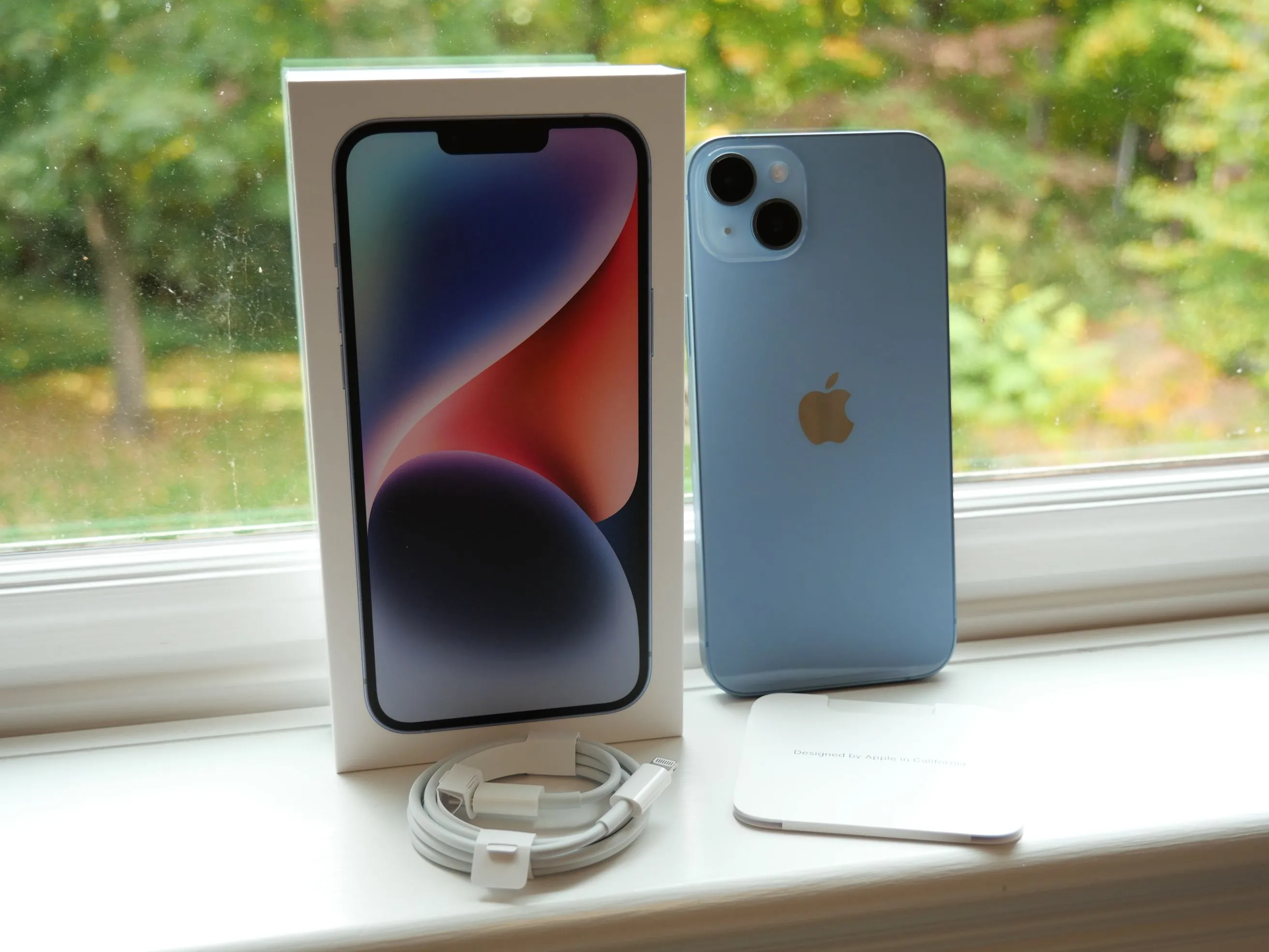 Hộp iPhone 14 Plus và các phụ kiện đi kèm
