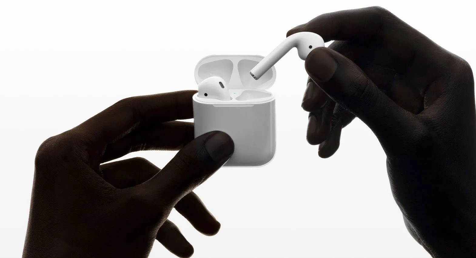 Hộp sạc AirPods thế hệ thứ hai màu trắng với đèn báo trạng thái hiển thị