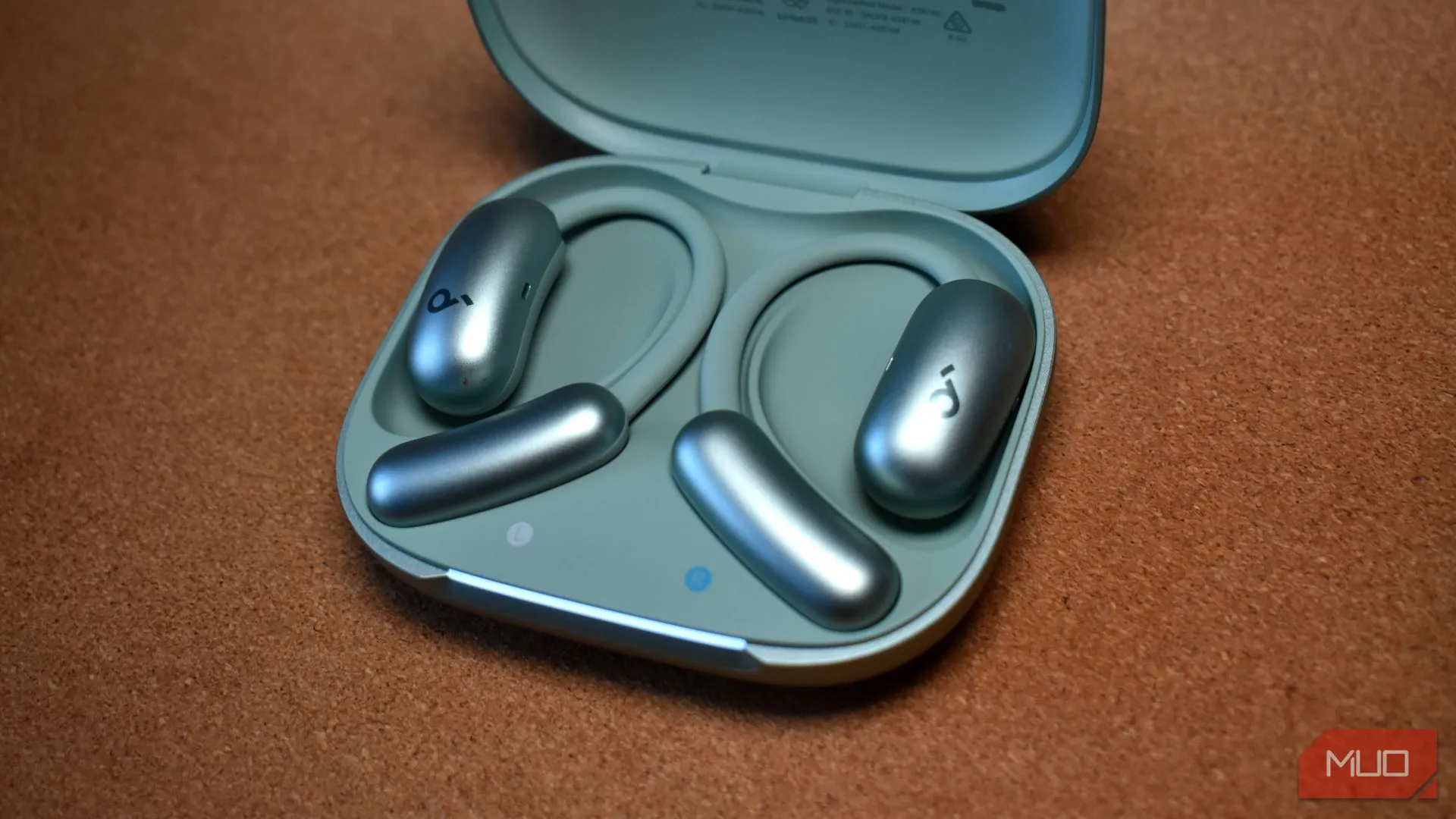 Hộp sạc và tai nghe Soundcore AeroFit 2, một đối thủ cạnh tranh của Nothing Ear (open) trong phân khúc tai nghe open-ear.