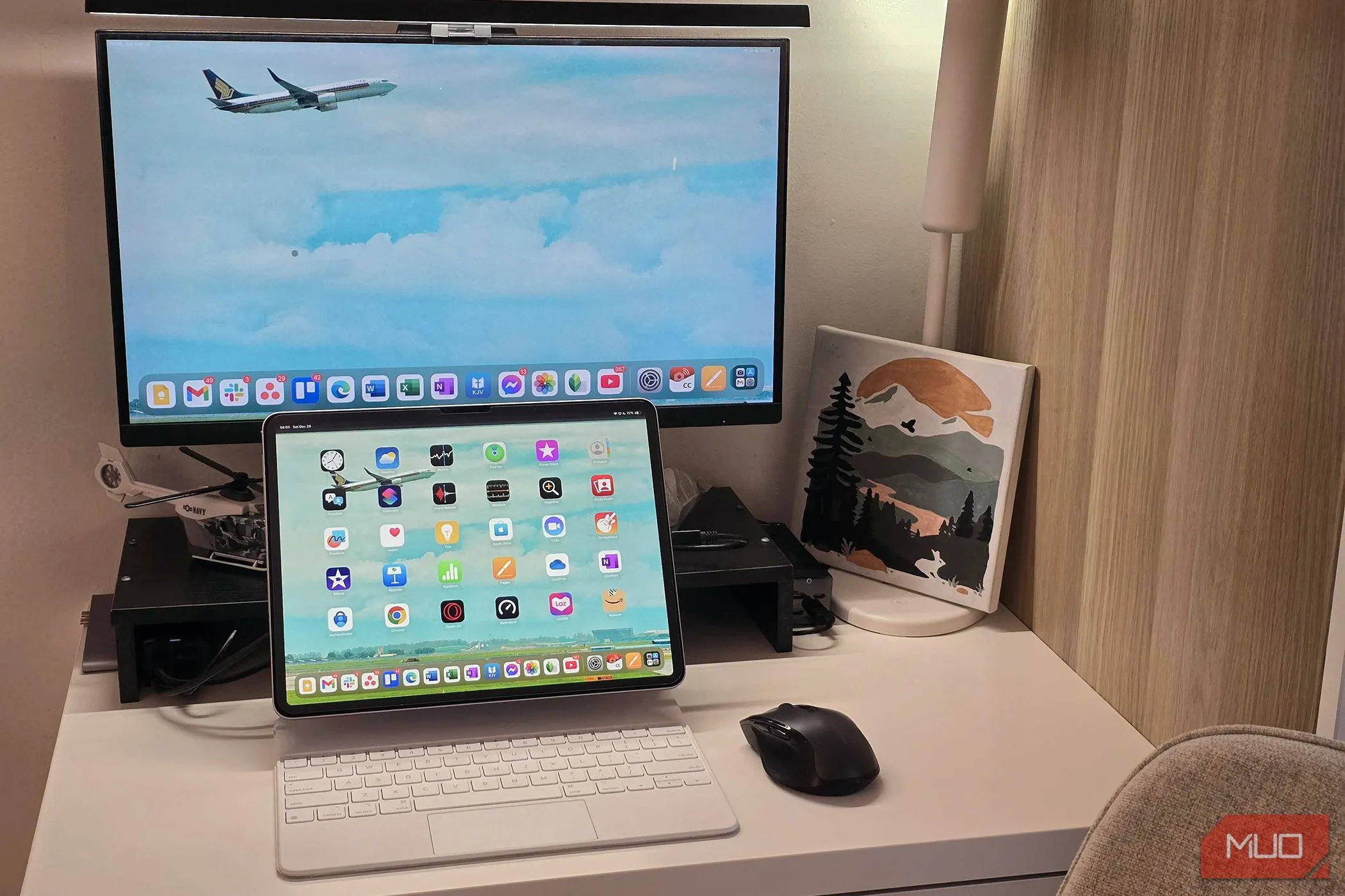 iPad Air kết nối với màn hình ngoài và chuột qua USB-C hub để tăng cường năng suất