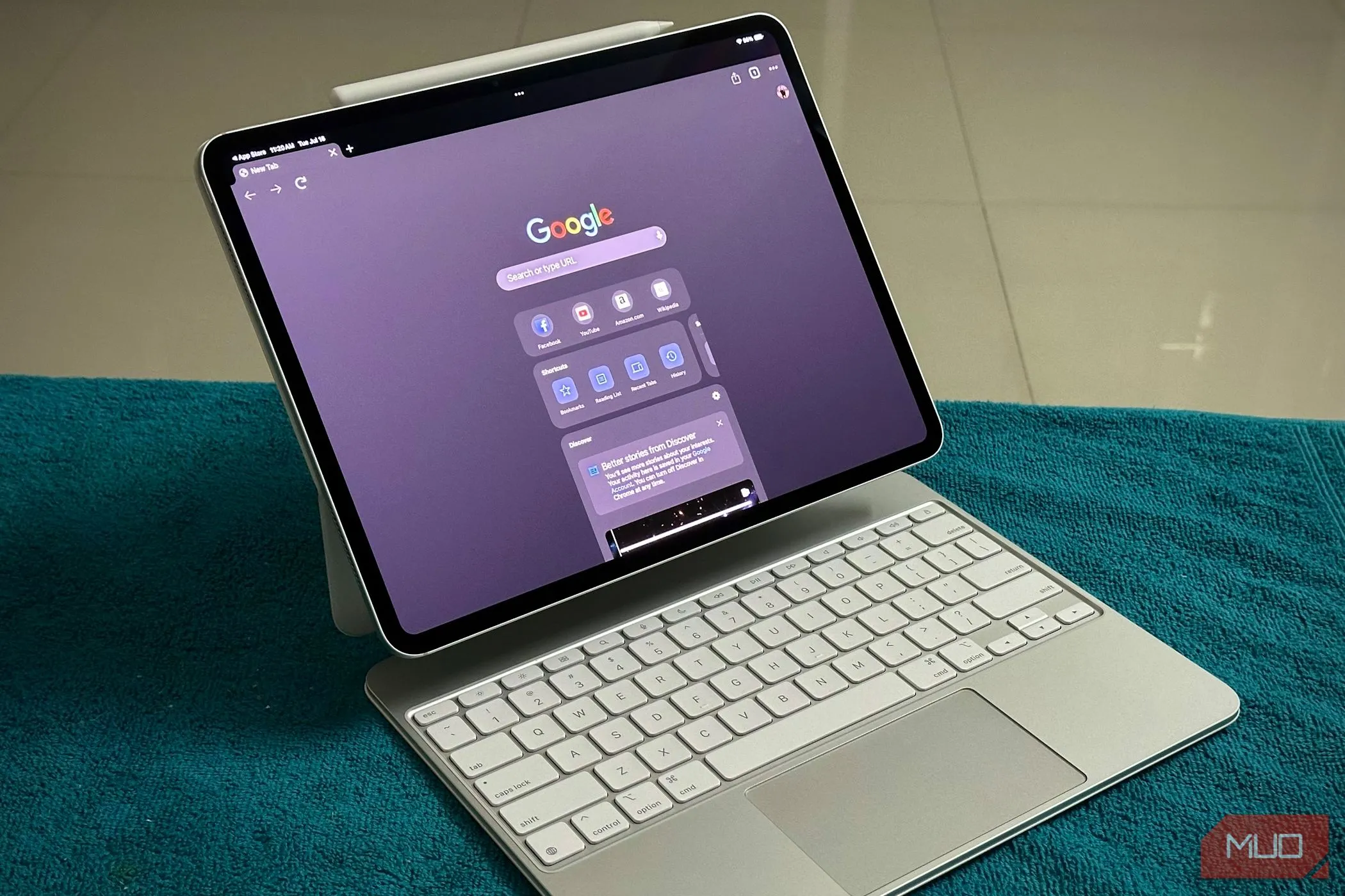 iPad Pro với trình duyệt Google Chrome gắn kèm Magic Keyboard, thể hiện tư thế sử dụng cố định như laptop.