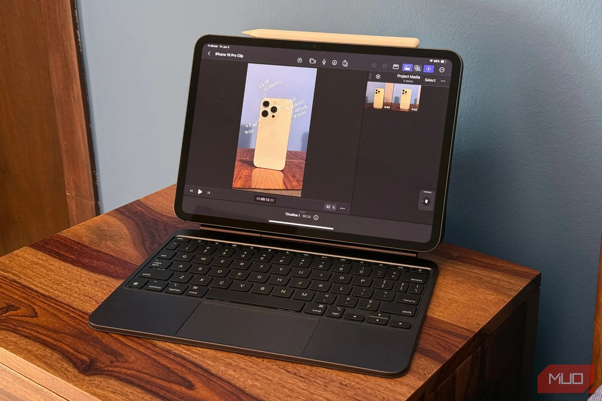 iPad Pro với ứng dụng Final Cut Pro đang mở trên Magic Keyboard, minh họa chi phí sở hữu thiết bị cao cấp.