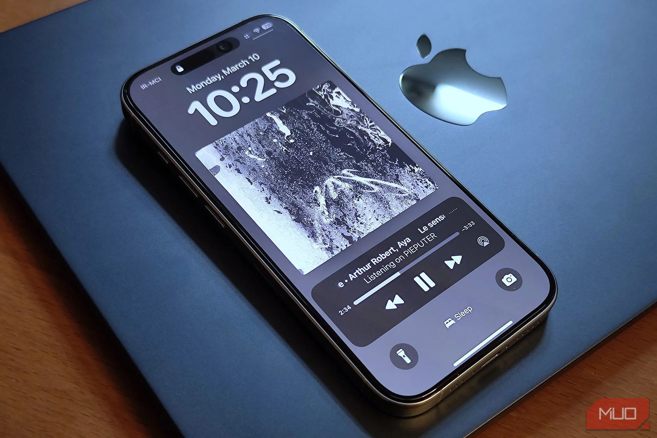 iPhone 16 Pro đặt cạnh MacBook Air, tượng trưng cho sự gắn kết và đồng bộ của hệ sinh thái iOS
