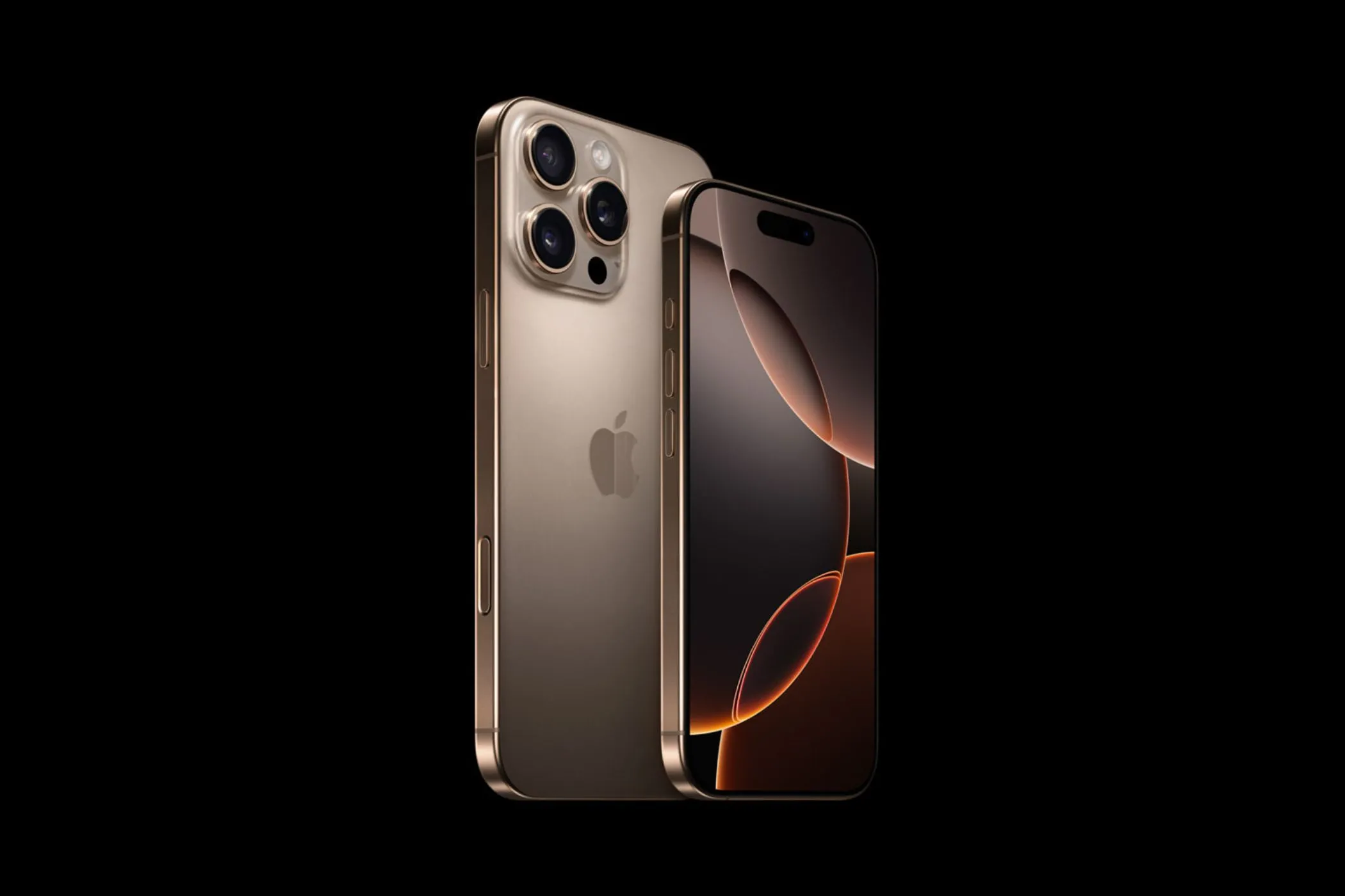 iPhone 16 Pro trong màu Desert Titanium đang được cầm trên tay, minh họa cho dòng điện thoại có thể bị ảnh hưởng bởi lỗi iOS 18.4.1.
