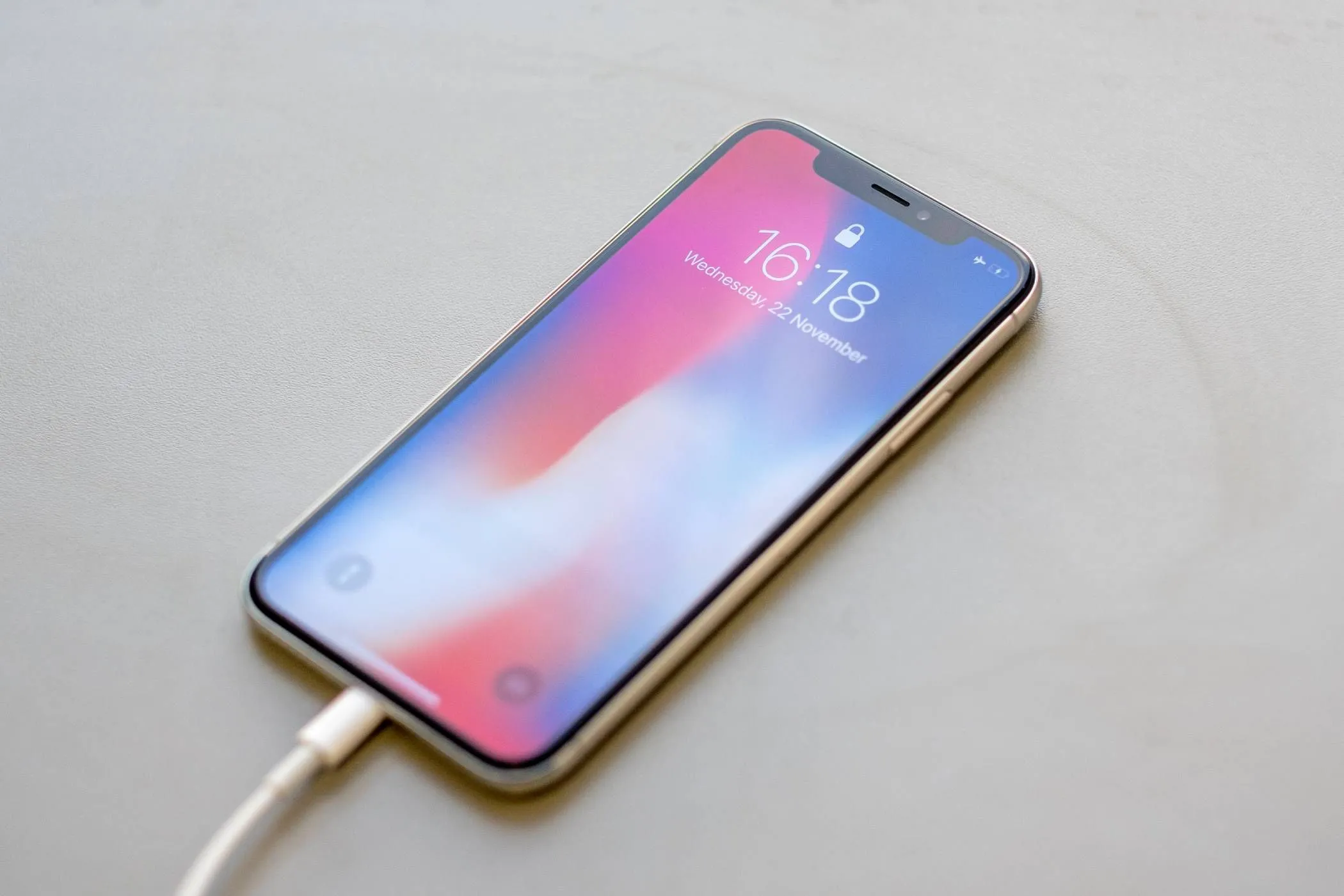 iPhone đang được cắm vào cáp sạc qua đêm