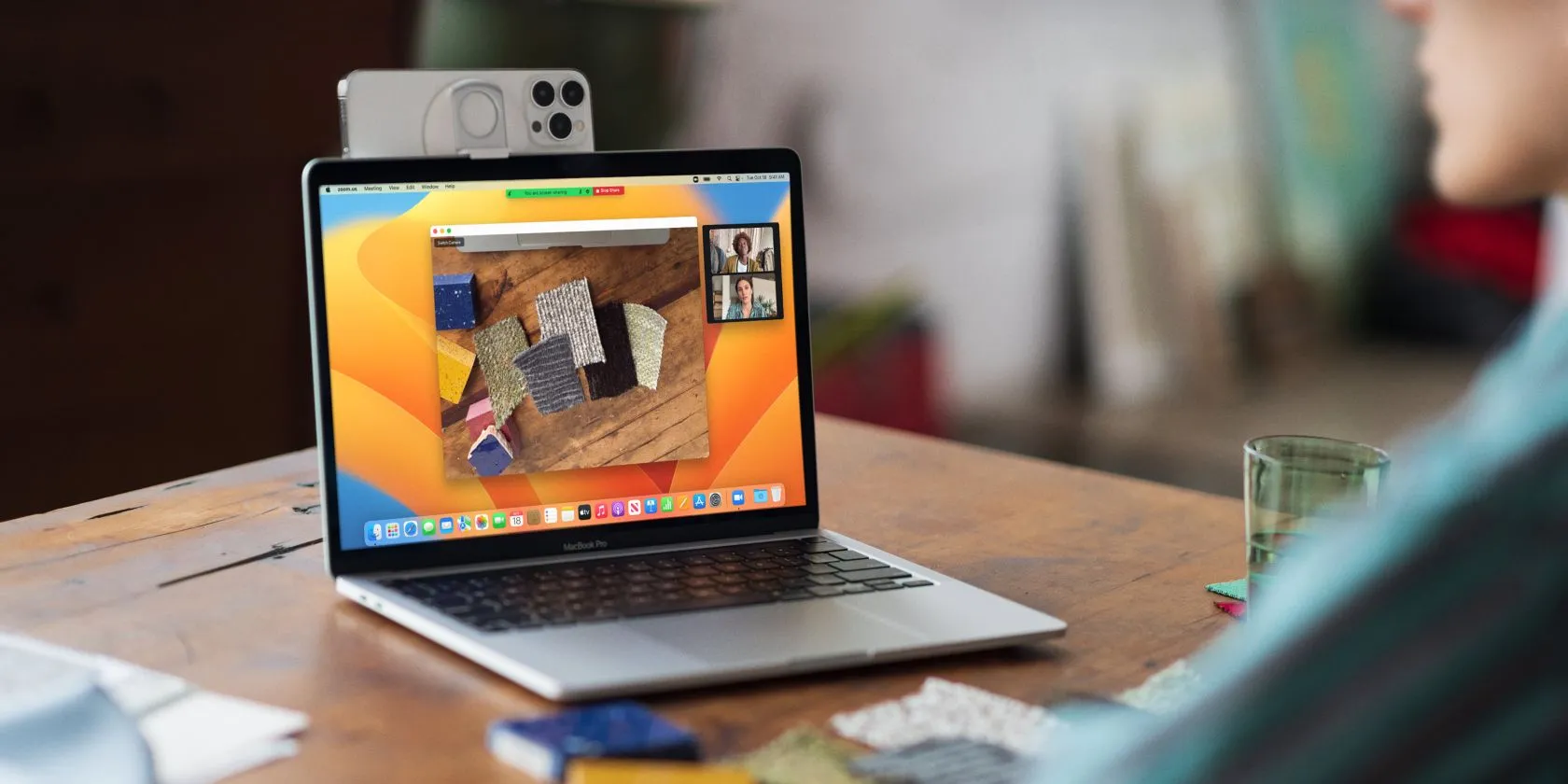 iPhone sử dụng tính năng Continuity Camera kết nối với MacBook làm webcam chất lượng cao