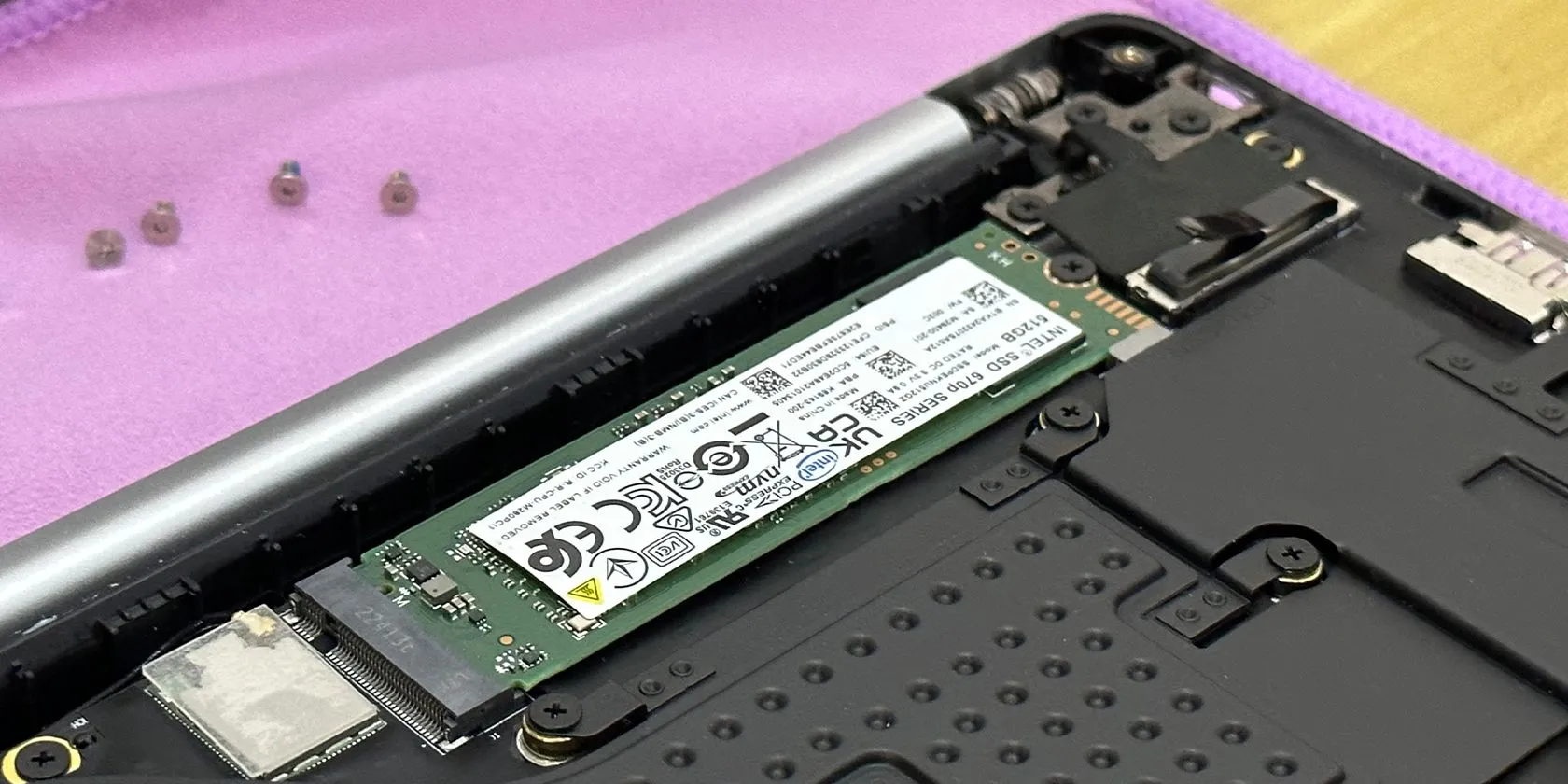 Khe cắm SSD M.2 NVMe trên bo mạch chủ của một chiếc laptop, minh họa vị trí lắp đặt ổ đĩa và nơi tản nhiệt có thể được thêm vào (nếu là PC).