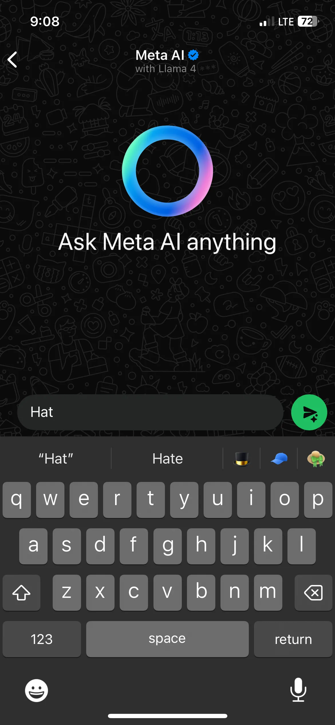 Khi gõ từ &quot;Hat&quot; trên bàn phím iPhone, biểu tượng emoji chiếc mũ tương ứng xuất hiện làm gợi ý để chèn nhanh.