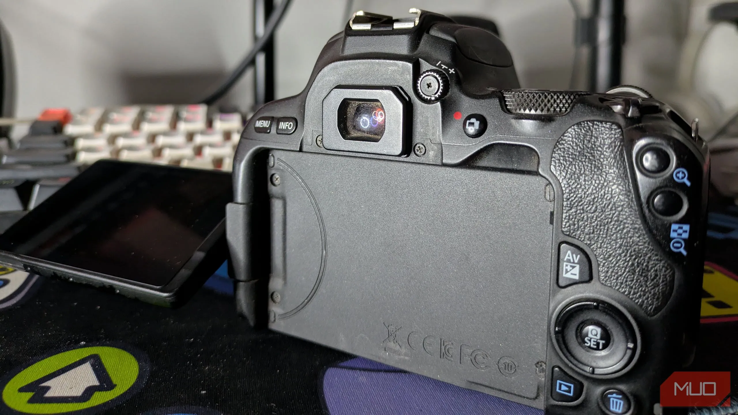 Kính ngắm quang học trên máy ảnh Canon 200D giúp nhìn hình ảnh chân thực