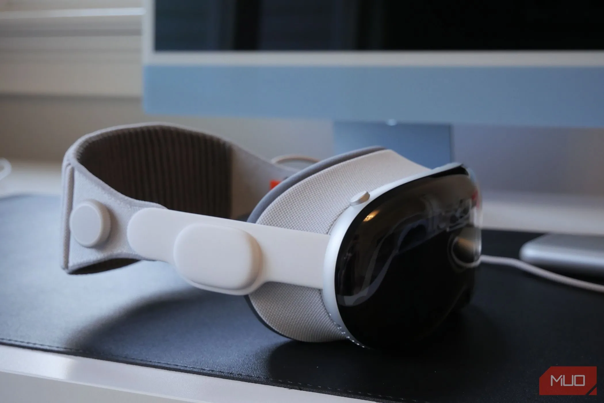 Kính thực tế hỗn hợp Apple Vision Pro đặt trên bàn làm việc, đại diện cho sản phẩm công nghệ mới đầy tham vọng của Apple nhưng chưa thực sự phổ biến.