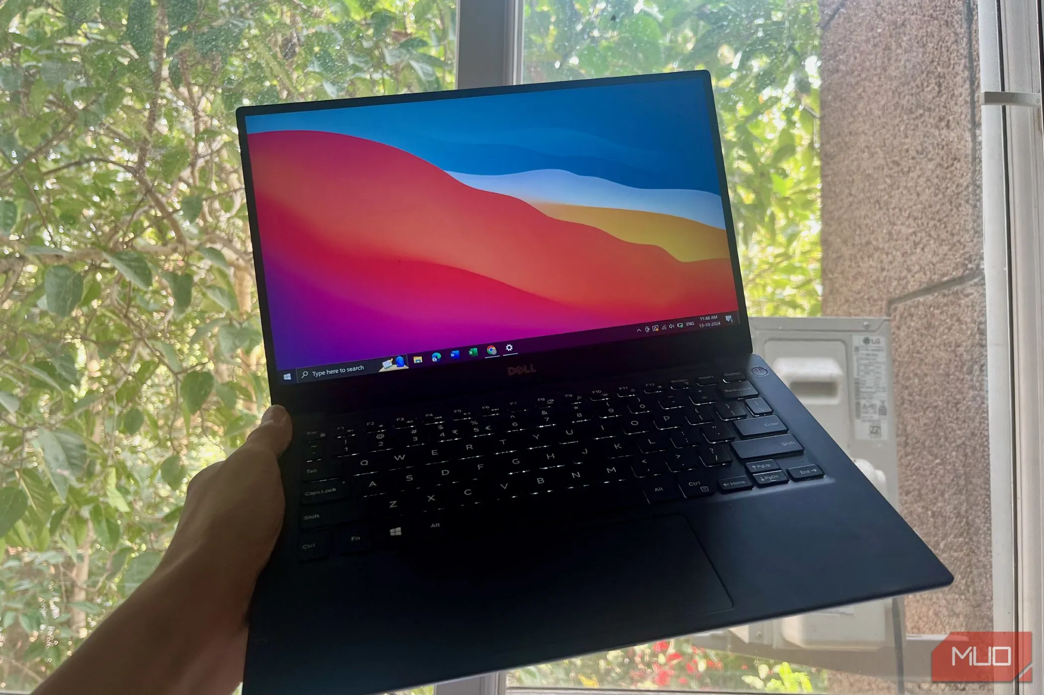 Laptop Dell XPS 13 đang chạy hệ điều hành Windows 10 ổn định