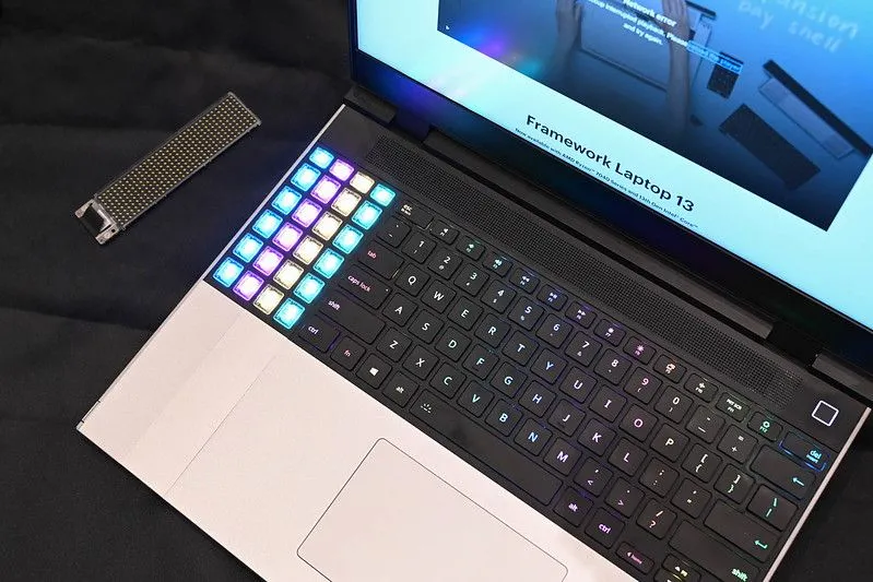 Laptop Framework trưng bày tại CES 2024, minh chứng cho thiết kế module với cổng USB-C linh hoạt và dễ thay thế.