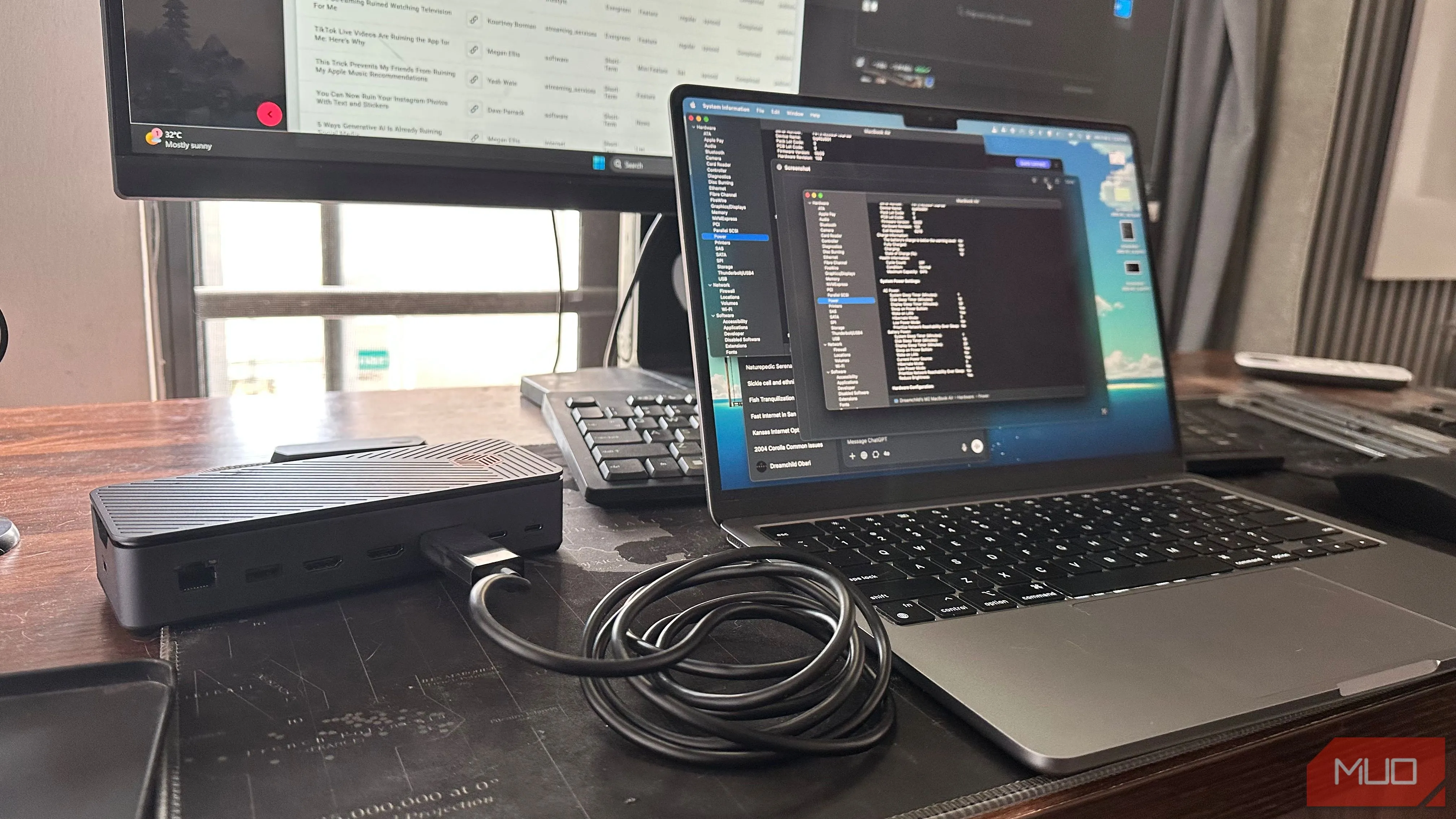 Laptop MacBook và màn hình ngoài kết nối qua hub USB-C, minh họa sự tiêu thụ năng lượng khi sử dụng đa màn hình.