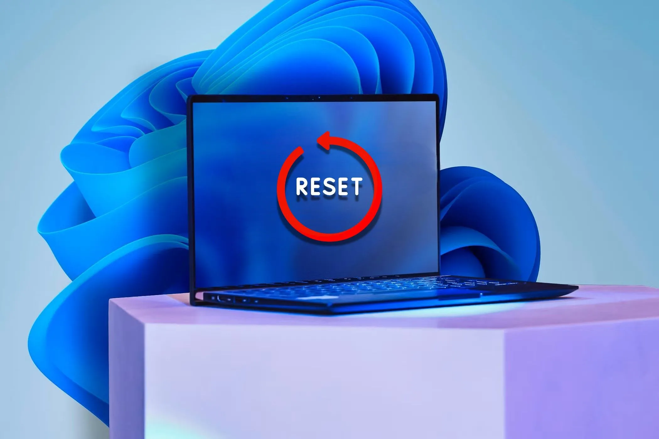 Laptop với nhãn dán Reset trên màn hình, chạy Windows 11