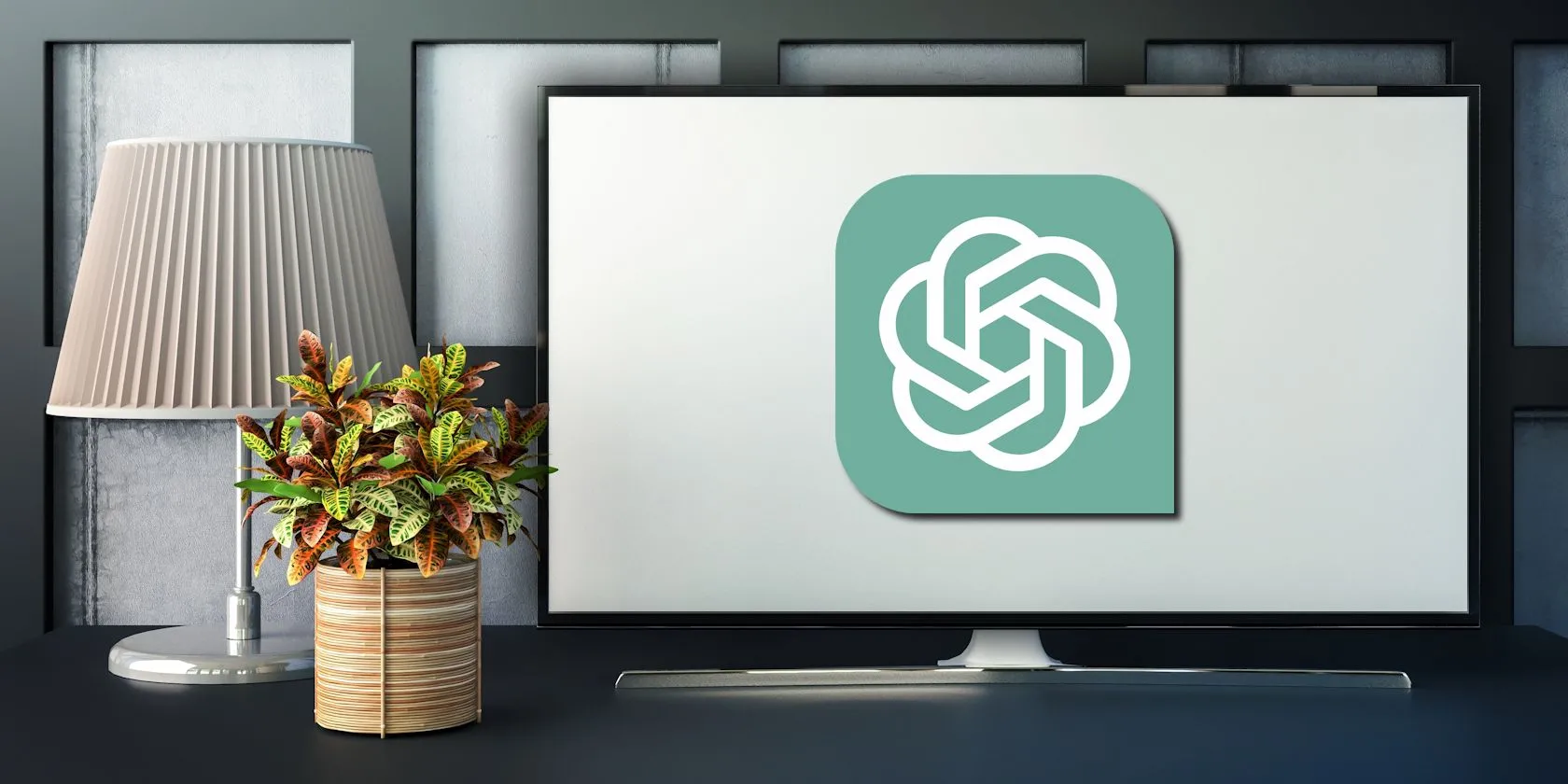 Logo ChatGPT trên màn hình máy tính đặt trên bàn làm việc