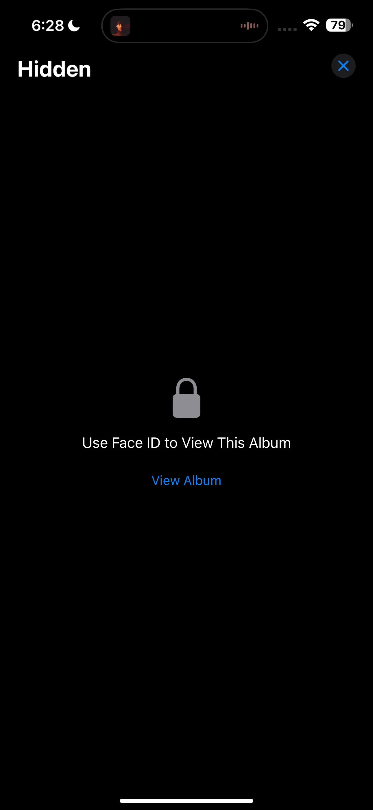 Màn hình album &quot;Ẩn&quot; yêu cầu Face ID để truy cập trên iPhone.