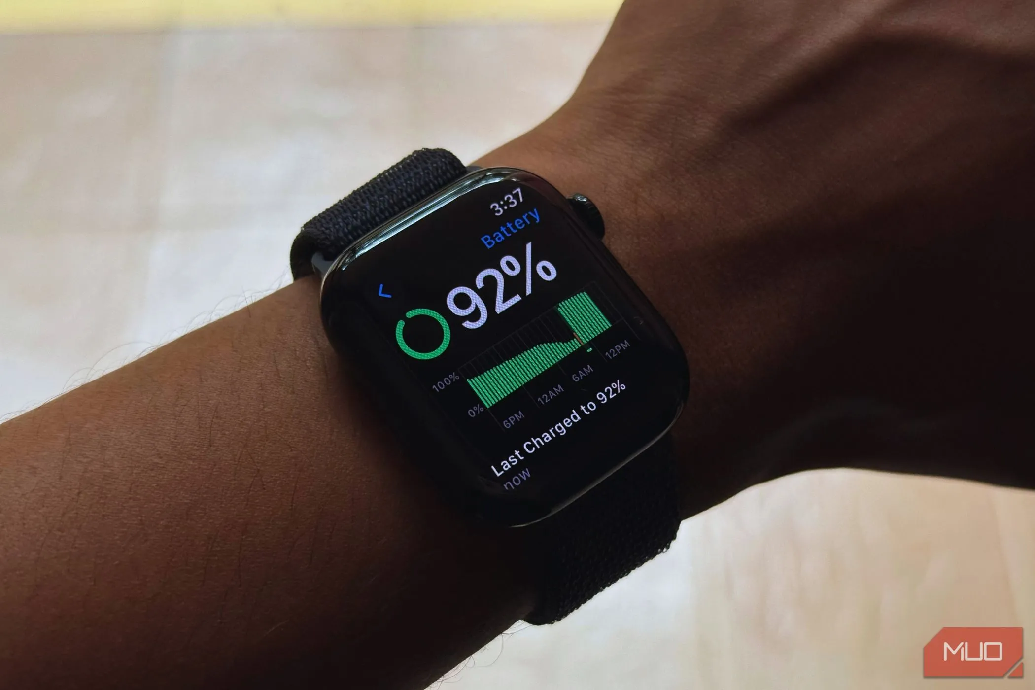 Màn hình Apple Watch hiển thị mức pin và sức khỏe pin