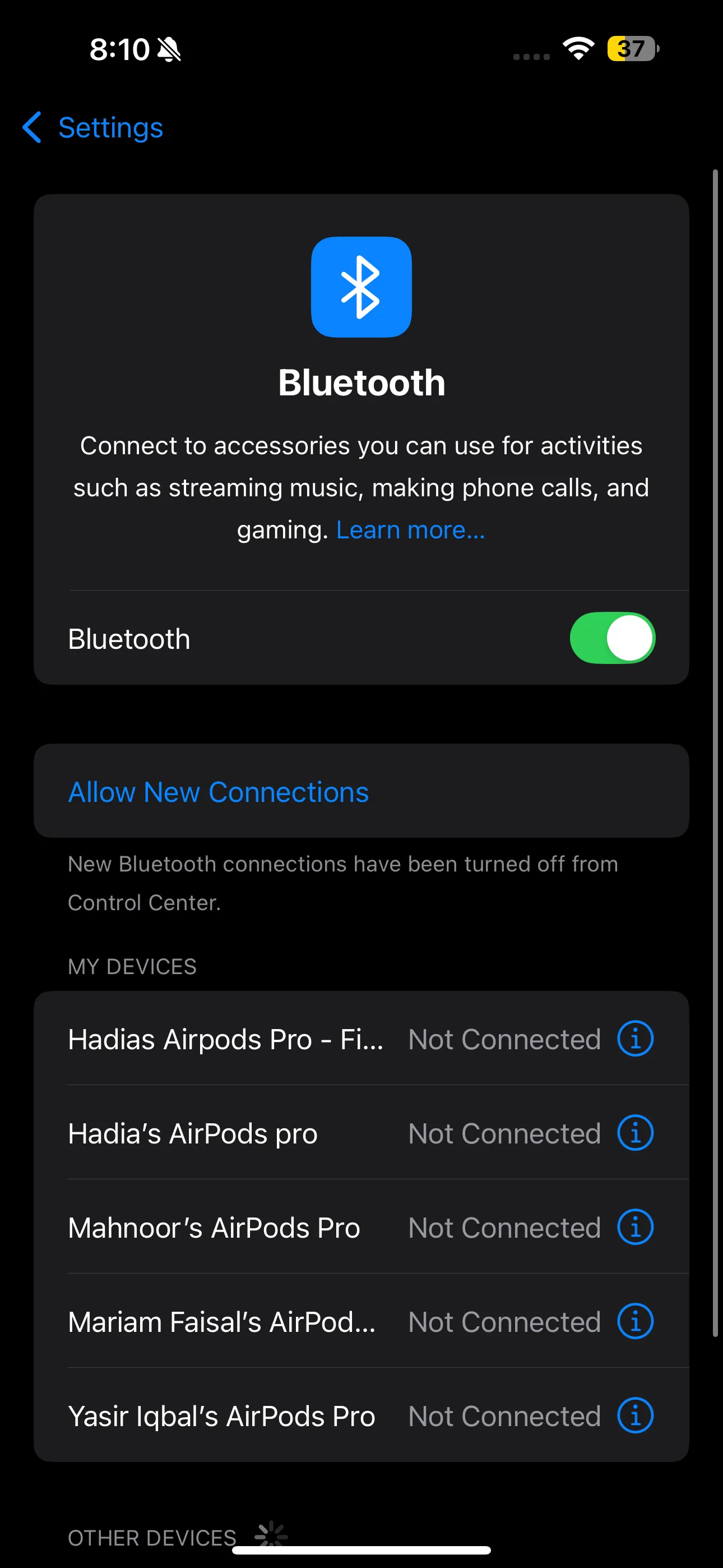 Màn hình cài đặt Bluetooth trong ứng dụng Cài đặt của iOS, hiển thị danh sách các thiết bị được kết nối