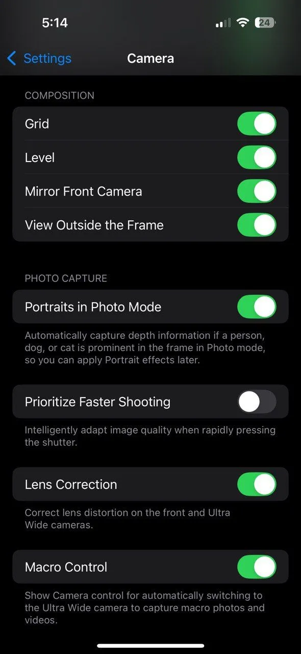 Màn hình cài đặt Camera trên iPhone, hiển thị tùy chọn 'Ưu tiên chụp nhanh hơn' để vô hiệu hóa nhằm cải thiện ảnh đêm
