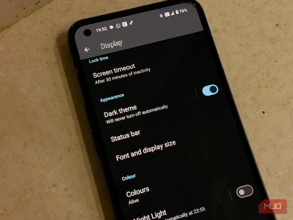 Màn hình cài đặt chế độ tối (dark mode) trên điện thoại Android, minh họa giao diện chuyển sang tông màu đen và xám.