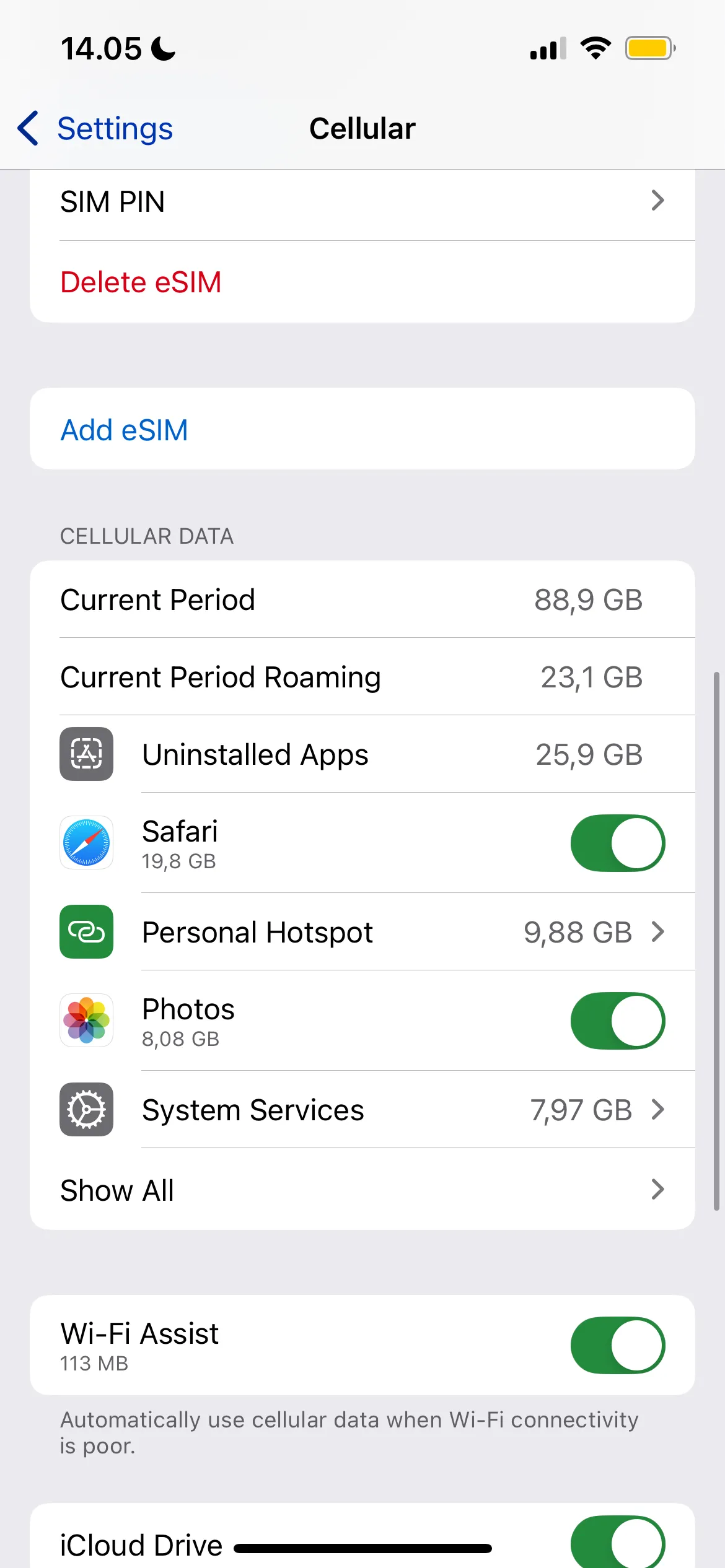Màn hình cài đặt trên iPhone hiển thị tùy chọn &quot;Mã PIN SIM&quot; trong phần &quot;Di động&quot;, hướng dẫn bật tính năng bảo vệ SIM.