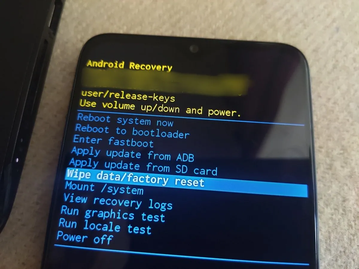 Màn hình Chế độ khôi phục Android (Recovery Mode) với các tùy chọn như Khởi động lại hệ thống, Xóa phân vùng bộ nhớ đệm (Wipe Cache Partition), minh họa cho việc khắc phục sự cố hệ thống.