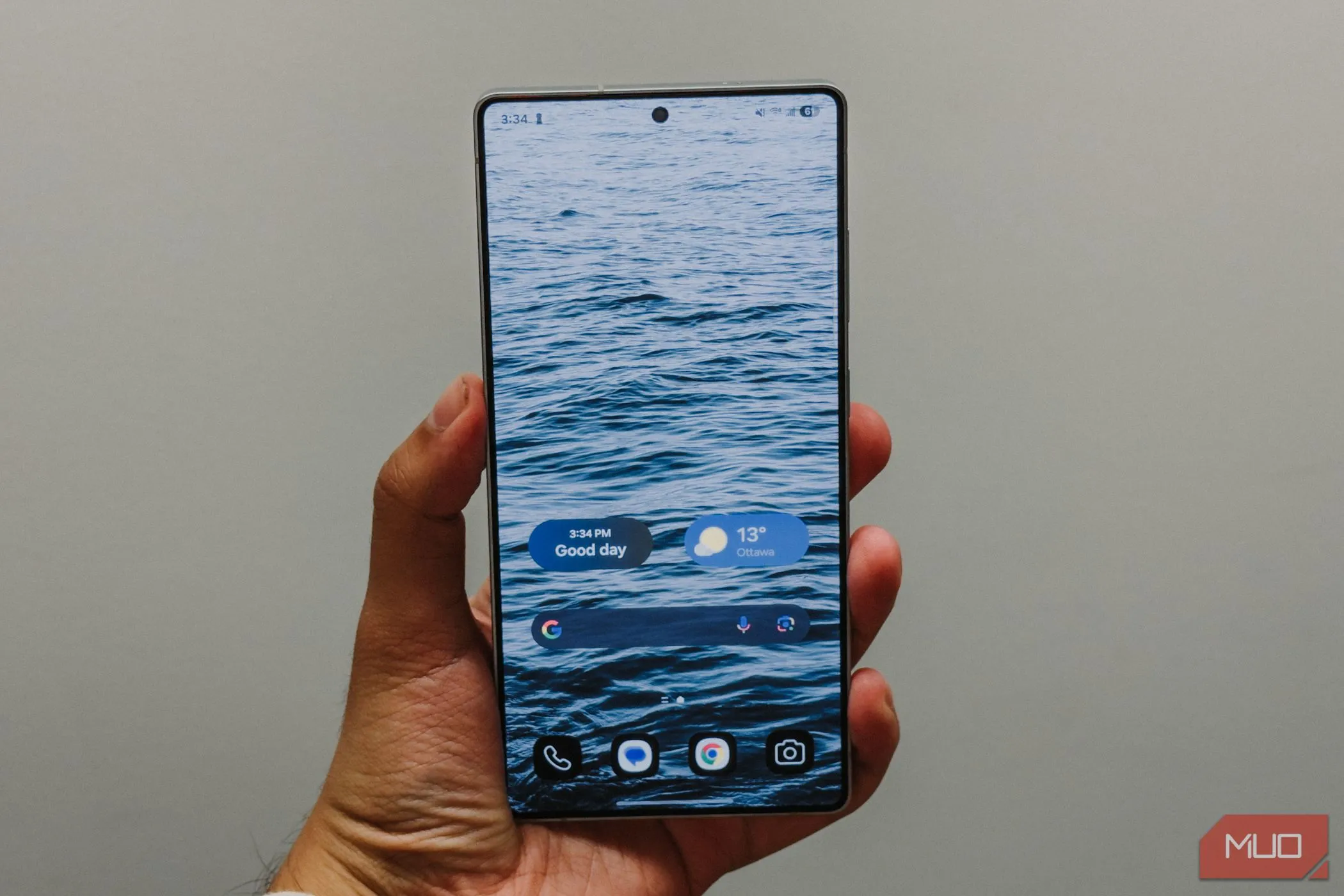 Màn hình chính của Samsung Galaxy S25 Ultra hiển thị rõ nét khi đang cầm trên tay