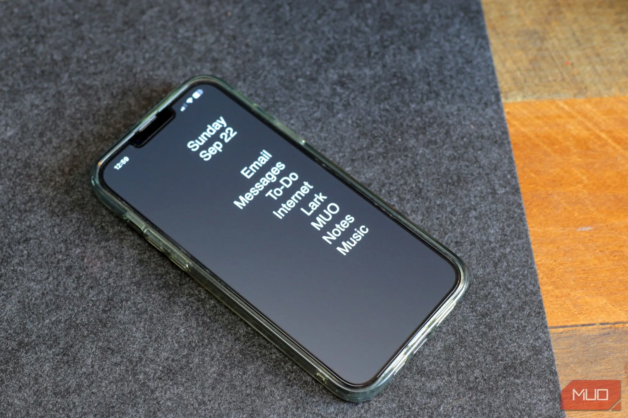 Màn hình chính đơn sắc của iPhone với các ứng dụng cơ bản như Email, Tin nhắn, Ngày và Việc cần làm