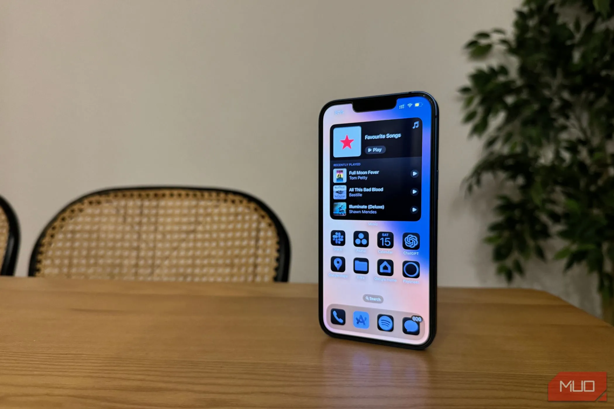 Màn hình chính iOS 18 với giao diện tùy chỉnh và các biểu tượng ứng dụng mới, thể hiện sự thay đổi về mặt thiết kế của hệ điều hành trên iPhone.