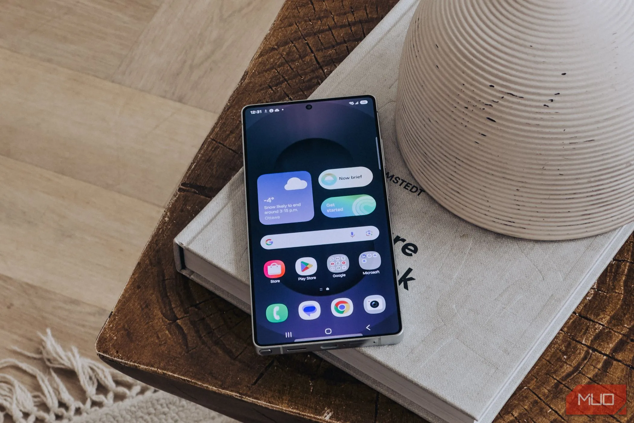 Màn hình chính Samsung Galaxy S25 hiển thị tính năng Daily Brief, minh họa giao diện người dùng và ứng dụng công nghệ trên điện thoại.