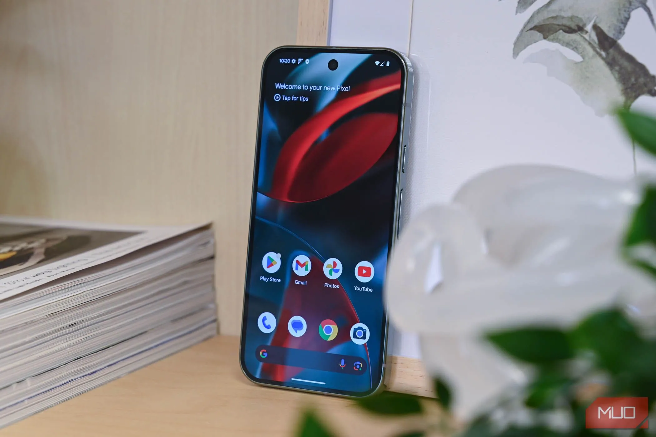Màn hình chính tối giản và gọn gàng của điện thoại Google Pixel 9 Pro, thể hiện sự đơn giản của launcher mặc định.