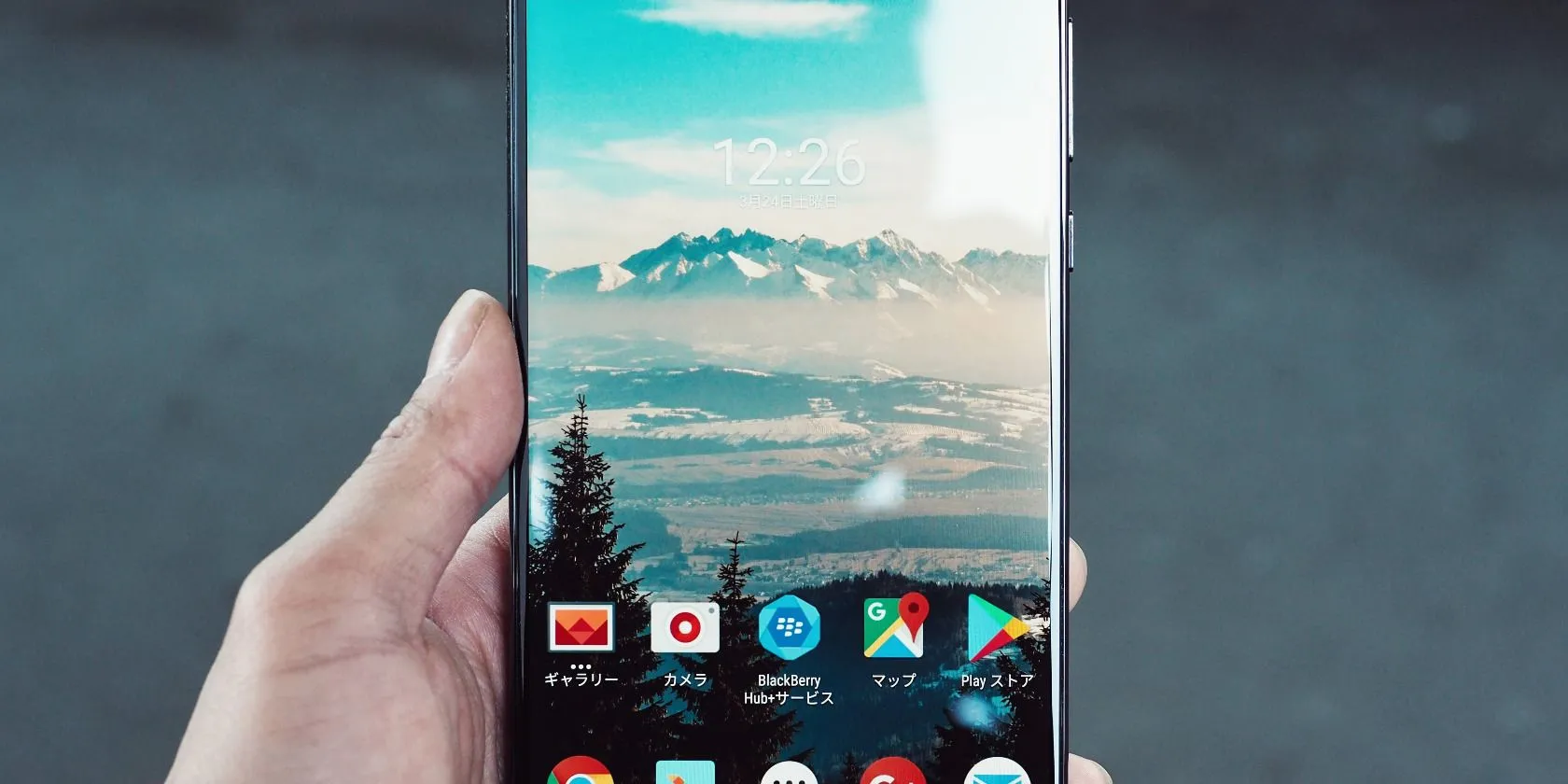 Màn hình điện thoại Android hiển thị biểu tượng định vị GPS đang hoạt động