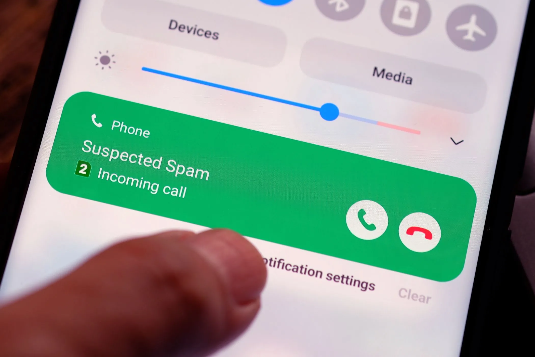 Màn hình điện thoại Android hiển thị cuộc gọi đáng ngờ được nhận diện là spam, khuyến nghị người dùng cảnh giác.