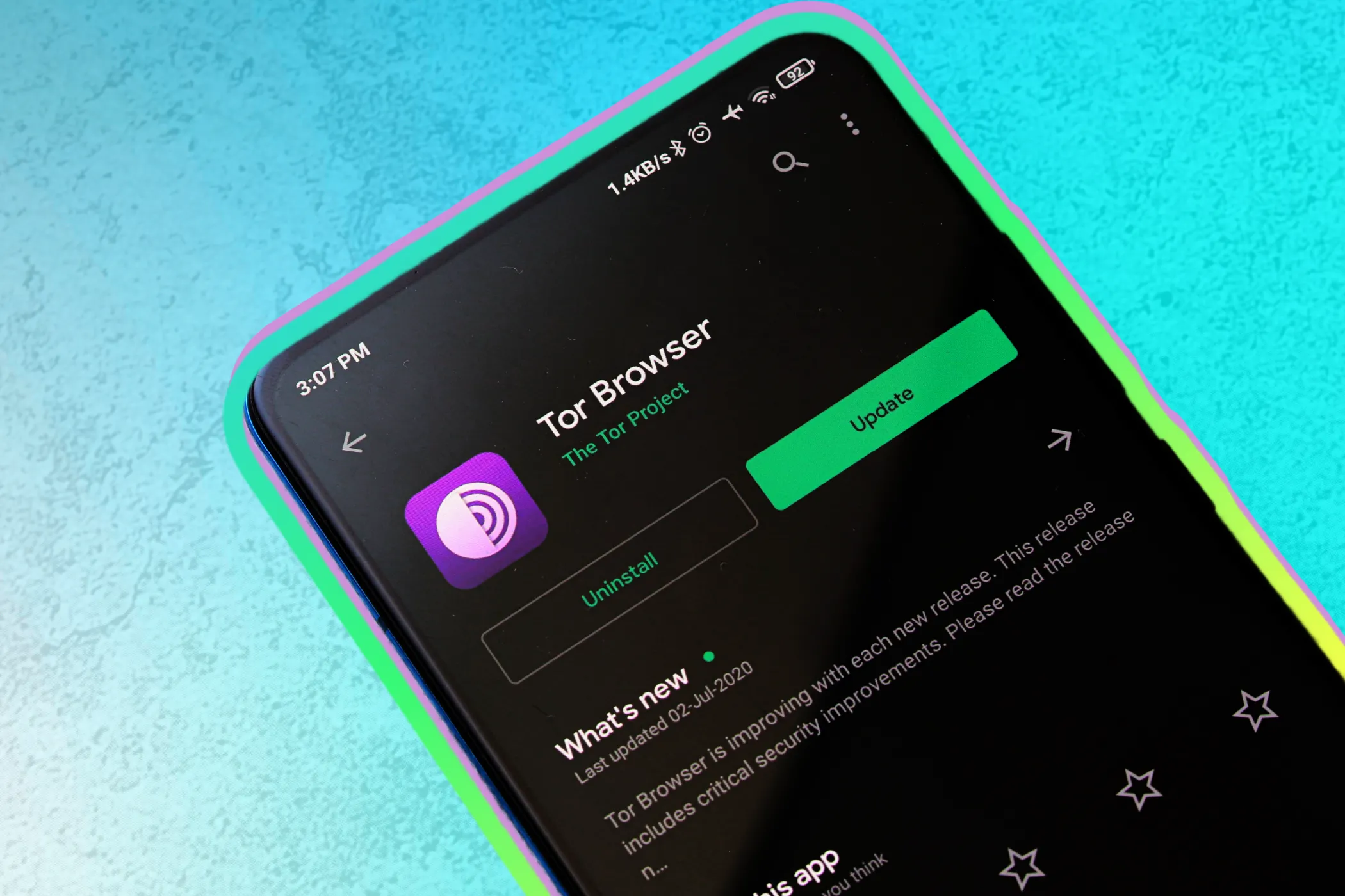 Màn hình điện thoại Android hiển thị trang tải xuống chính thức của Tor Browser, khuyến nghị cho việc duyệt web ẩn danh