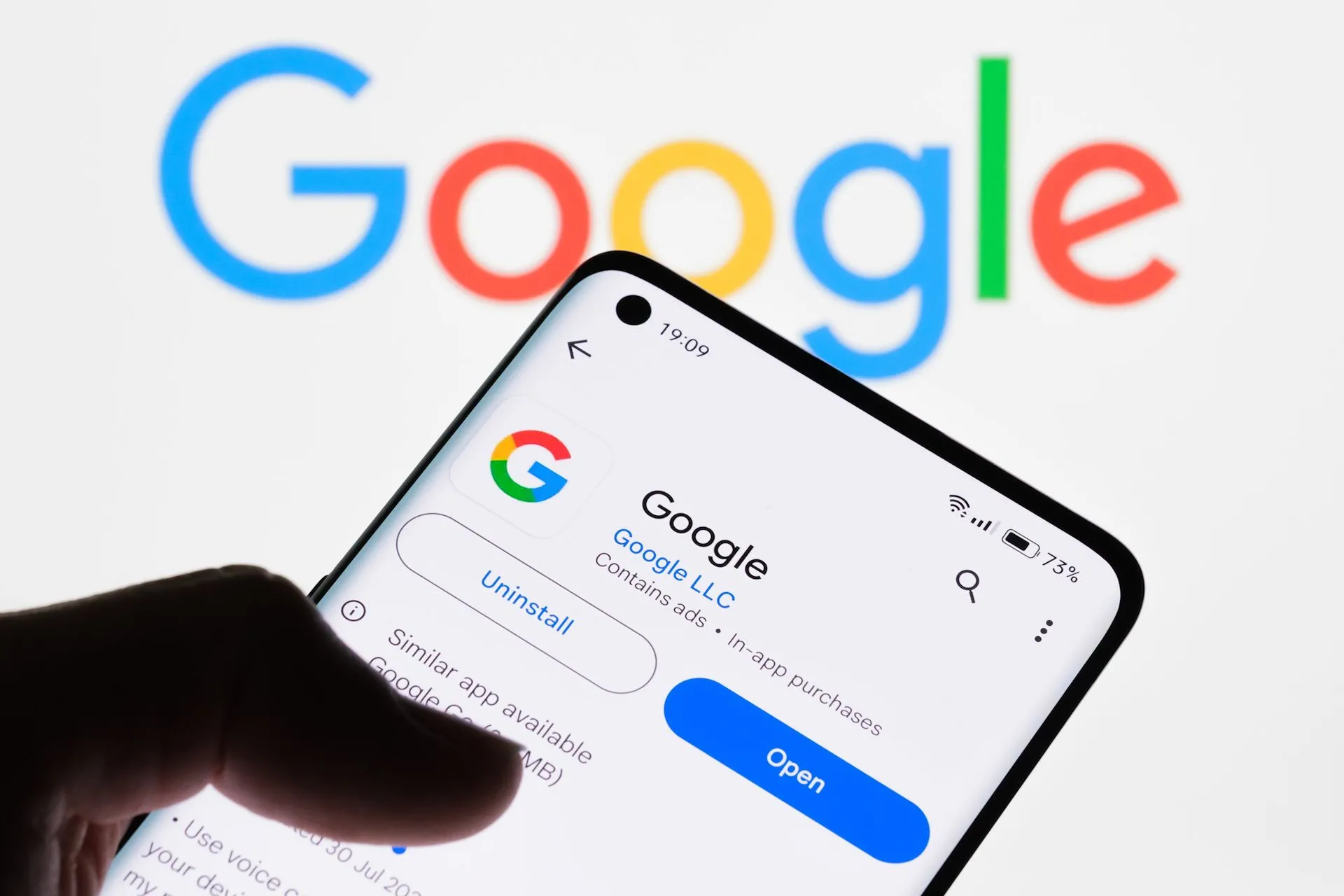 Màn hình điện thoại hiển thị ứng dụng Google, đại diện cho tầm quan trọng của cập nhật bảo mật Android và các ứng dụng di động.