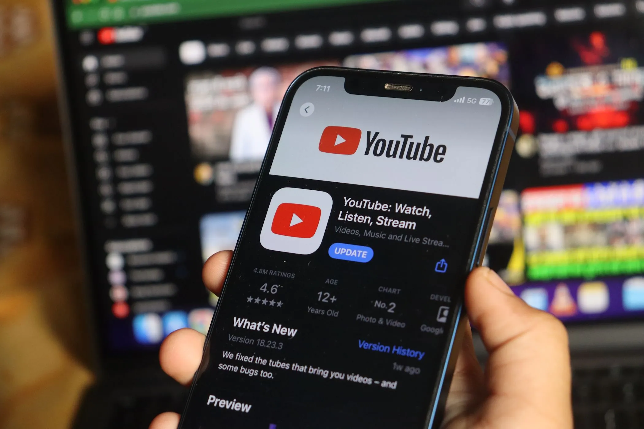 Màn hình điện thoại hiển thị ứng dụng YouTube, tượng trưng cho việc YouTube gây mất tập trung.