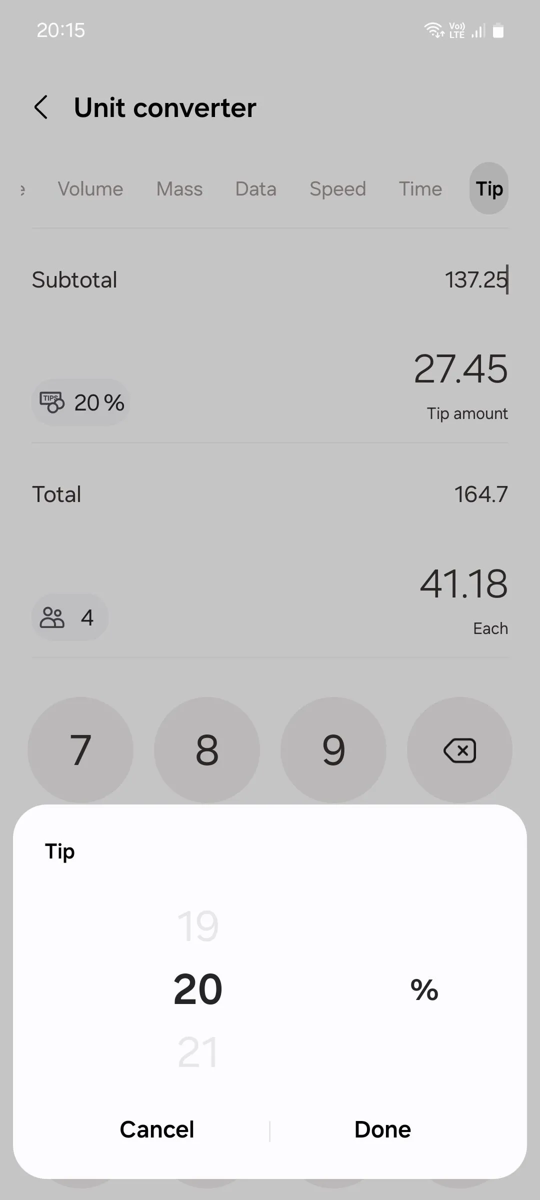 Màn hình điện thoại Samsung hiển thị cách thêm tiền boa và chia hóa đơn trong ứng dụng máy tính