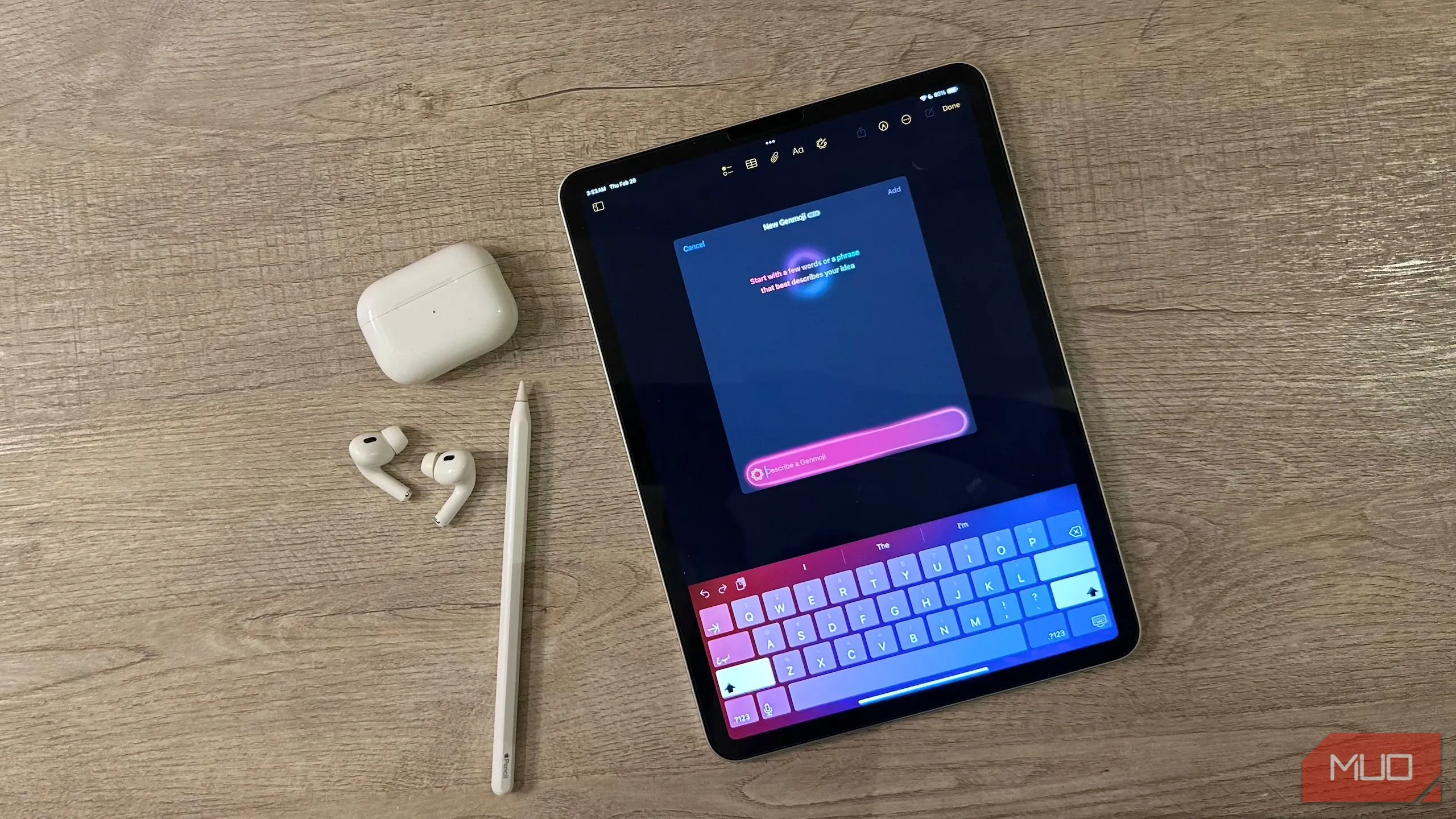 Màn hình Genmoji trên iPad cùng AirPods và Apple Pencil, biểu trưng cho hệ sinh thái phụ kiện Apple và khả năng kết hợp các ưu đãi.