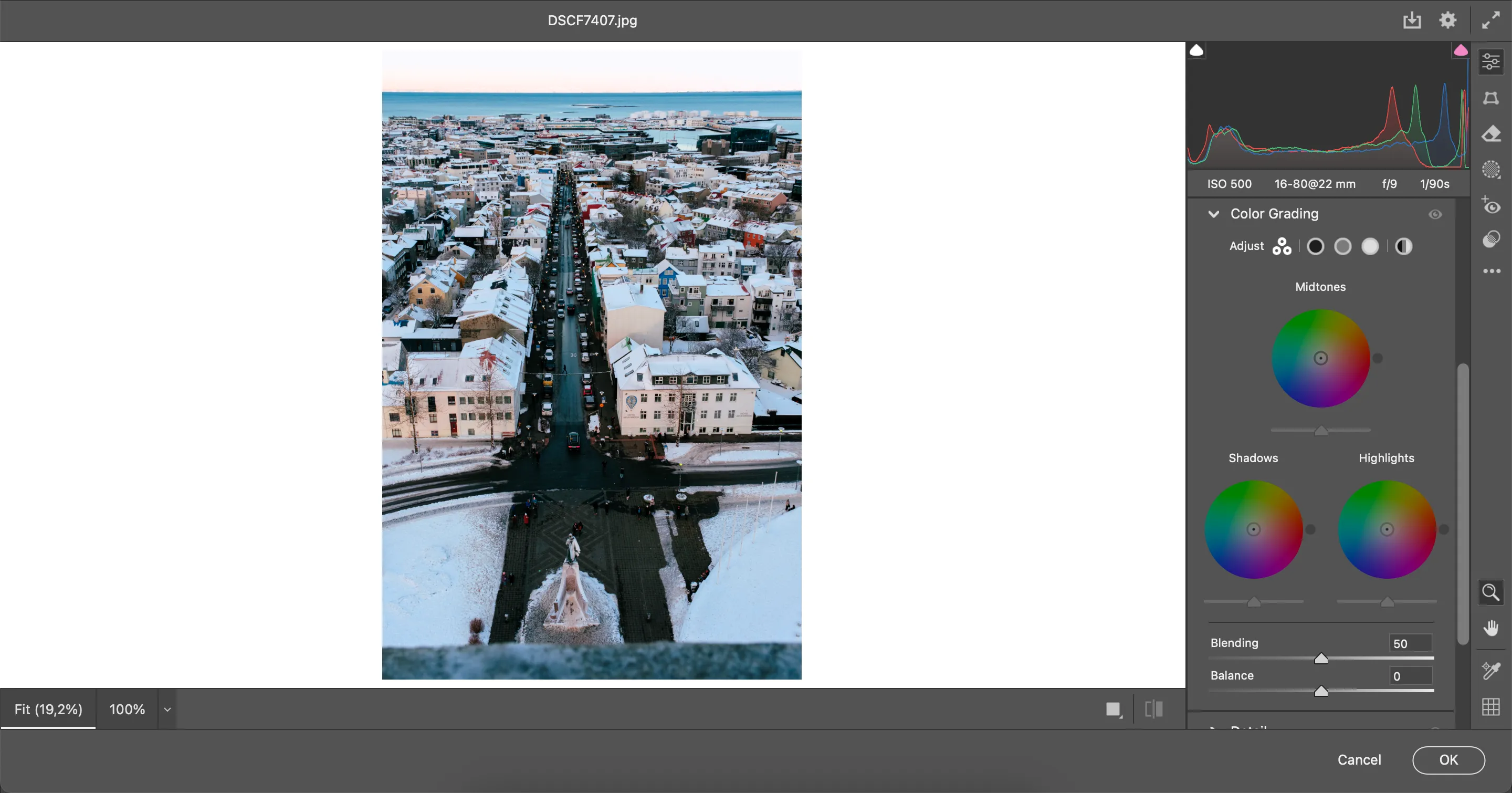 Màn hình giao diện ứng dụng Camera Raw đang chỉnh sửa ảnh từ Photoshop với công cụ histogram hiển thị