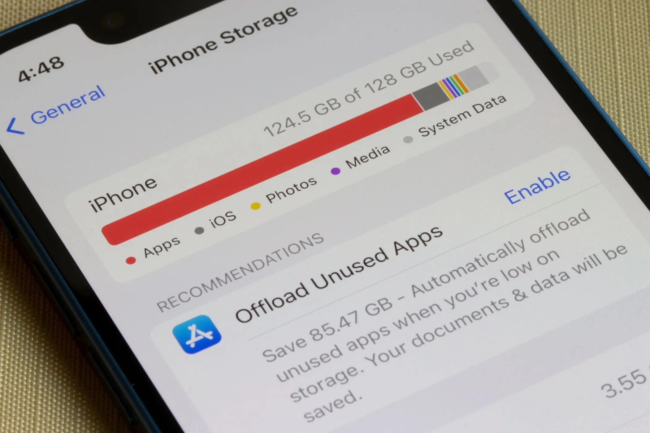Màn hình iPhone hiển thị mục quản lý dung lượng bộ nhớ trong trên hệ điều hành iOS
