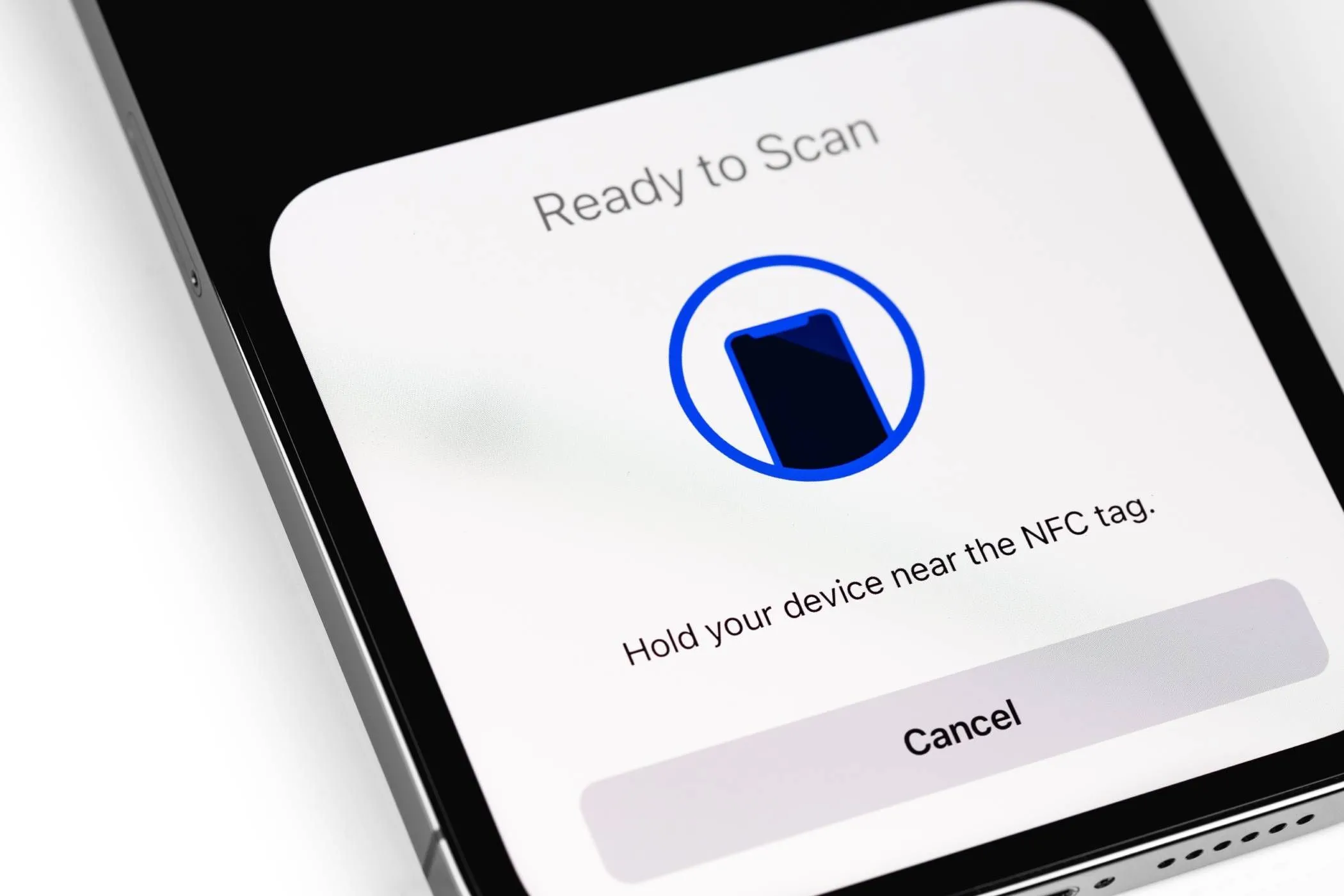 Màn hình iPhone hiển thị thông báo khi quét thẻ NFC để kích hoạt tự động hóa Phím tắt