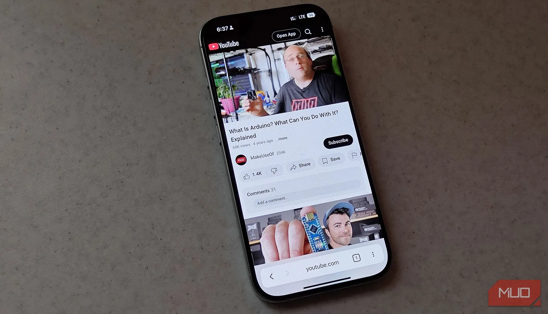 Màn hình iPhone hiển thị ứng dụng web YouTube đang phát video, minh họa phương pháp thử nghiệm thời lượng pin trình duyệt.